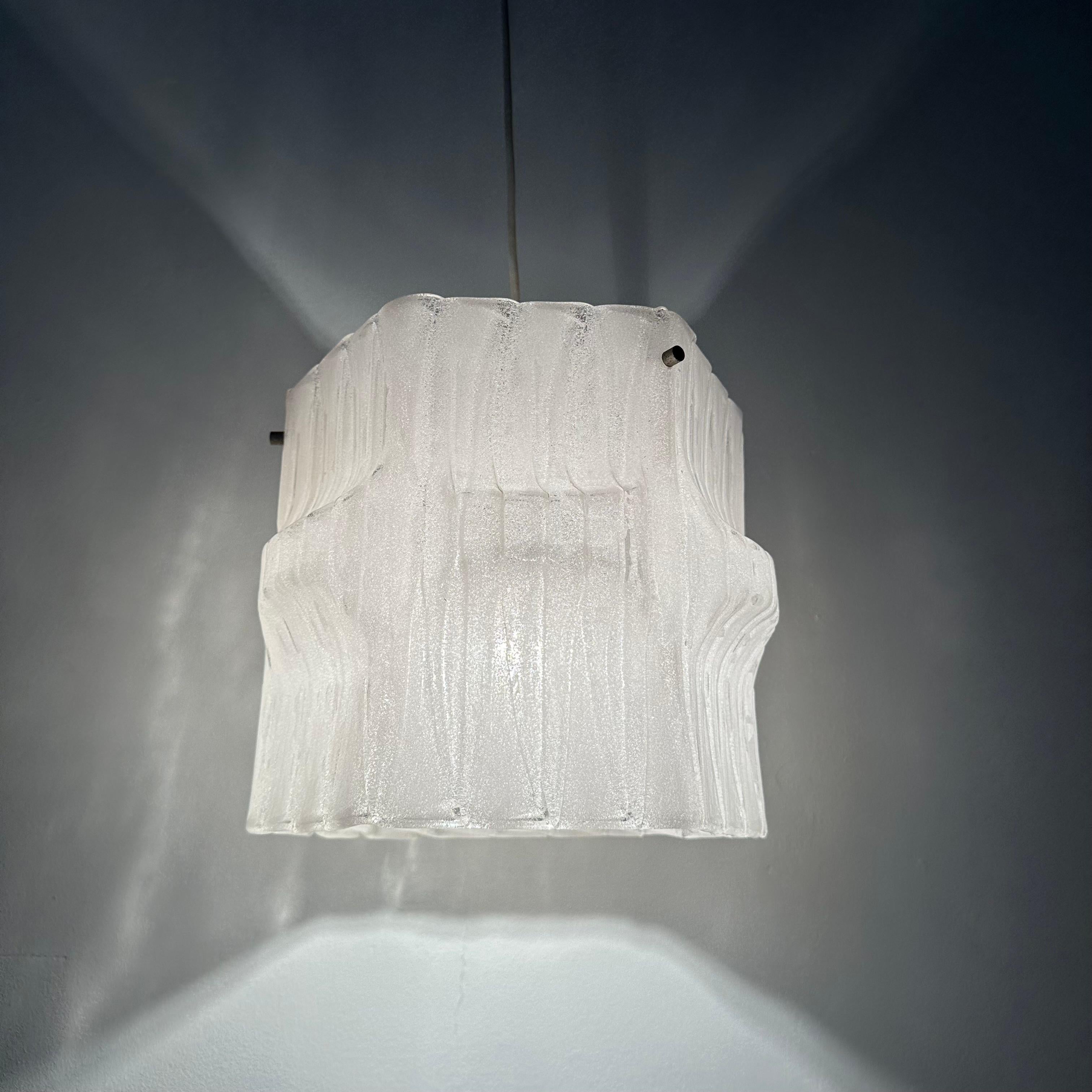Fine XX secolo Lampada a sospensione in lucite ghiaccio di metà secolo, anni '70 in vendita