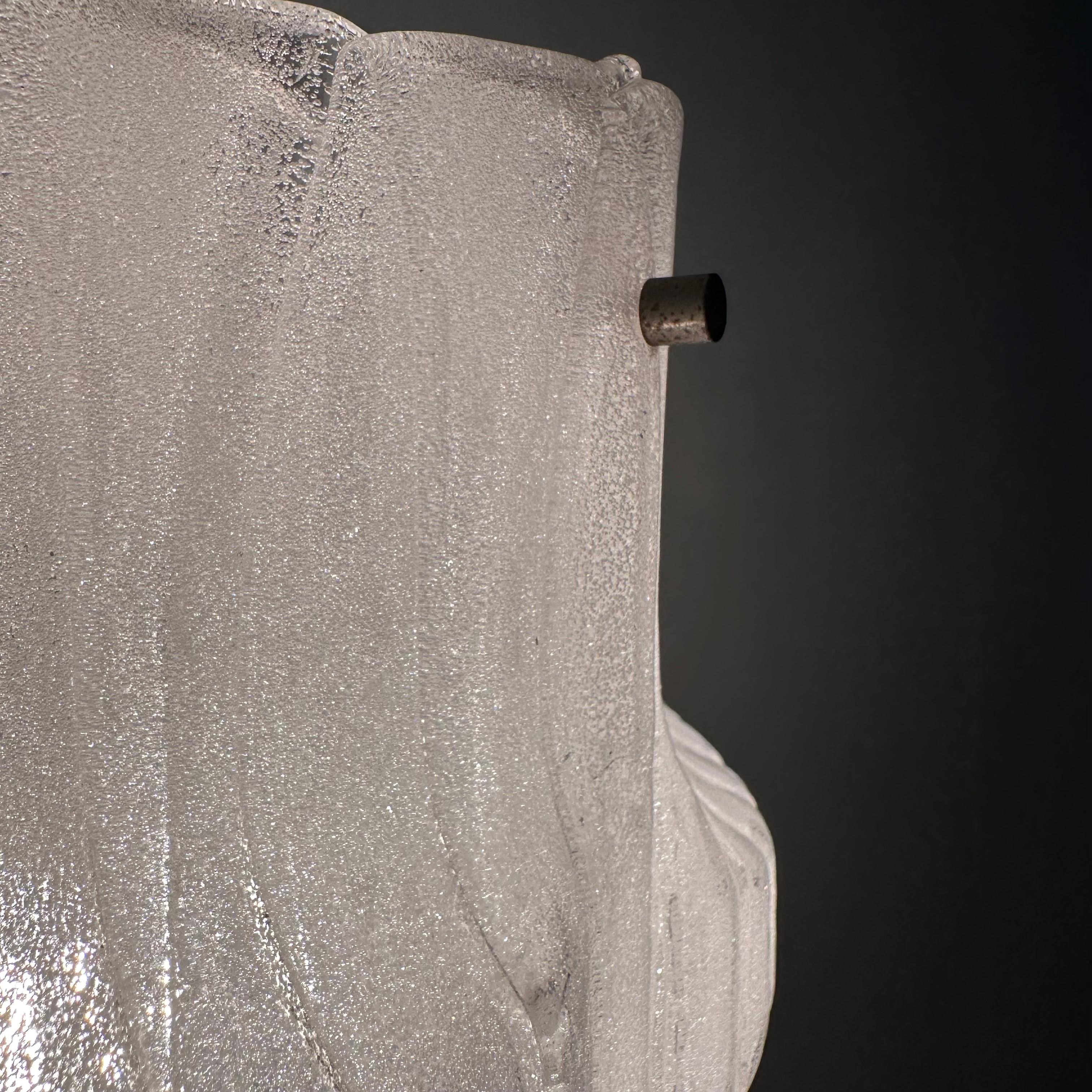 Plastica Lampada a sospensione in lucite ghiaccio di metà secolo, anni '70 in vendita