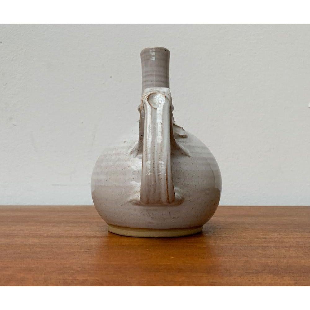 Vaso a caraffa in ceramica islandese di metà secolo di Sigurdar Haukssonar per Handunnid Pottery Iceland, anni '60, in ottime condizioni. Progettato tra il 1960 e il 1969 Questo pezzo ha un marchio di attribuzione È completamente
