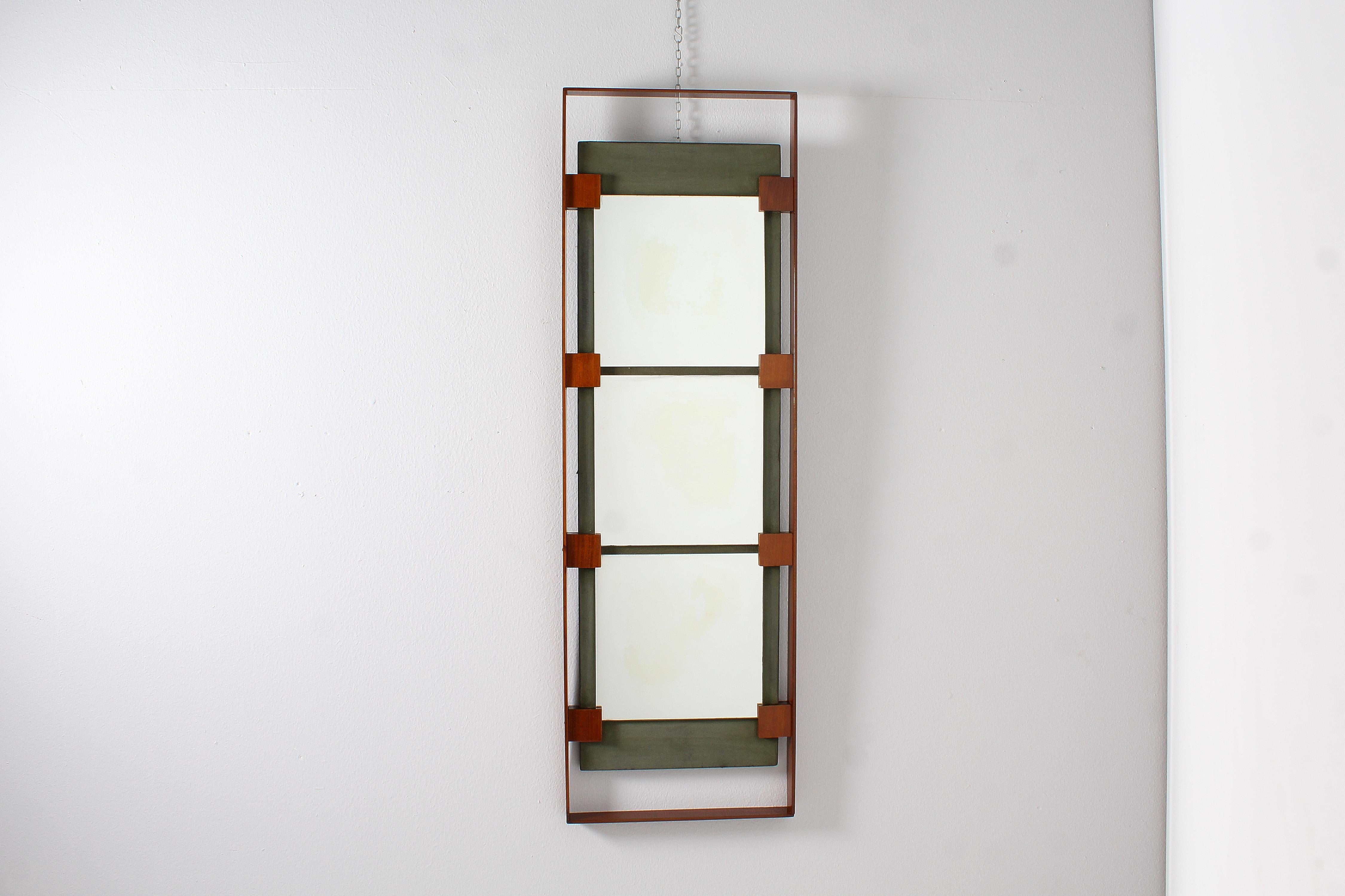 Beautiful wall mirror with vertical development composed of three square mirrors on a wooden panel covered in green fabric, supported by a structure with a wooden frame. By Ico & Luisa Parisi for Stildomus, Italian production from the 60s
Wear
