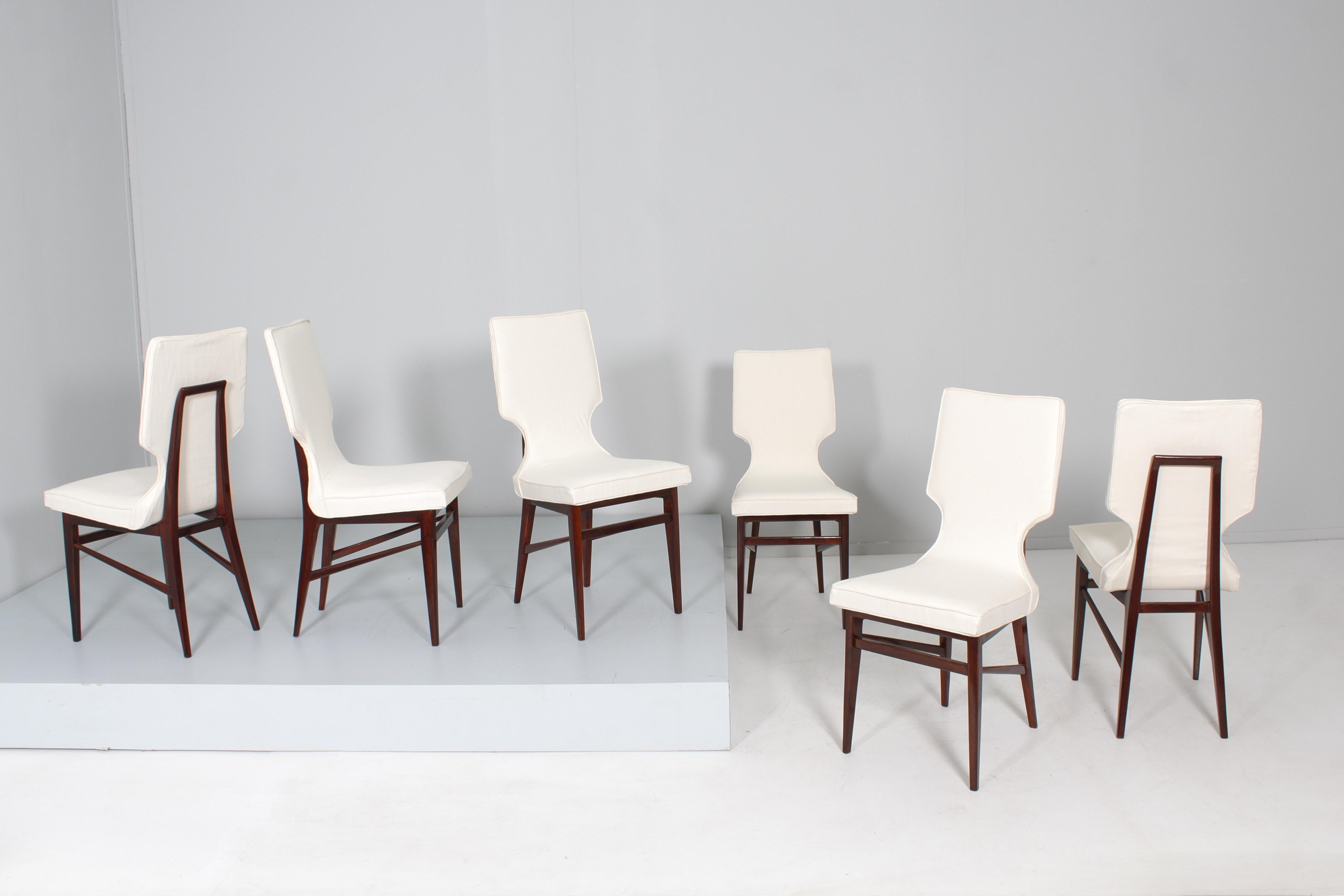 Wunderschönes Set von sechs restaurierten Stühlen mit harmonischem und geometrischem Design, mit einer Struktur aus geformtem und geschwungenem Holz und einem Pad aus kostbarem weißem Stoff, das Ico Parisi zugeschrieben werden kann, hergestellt in
