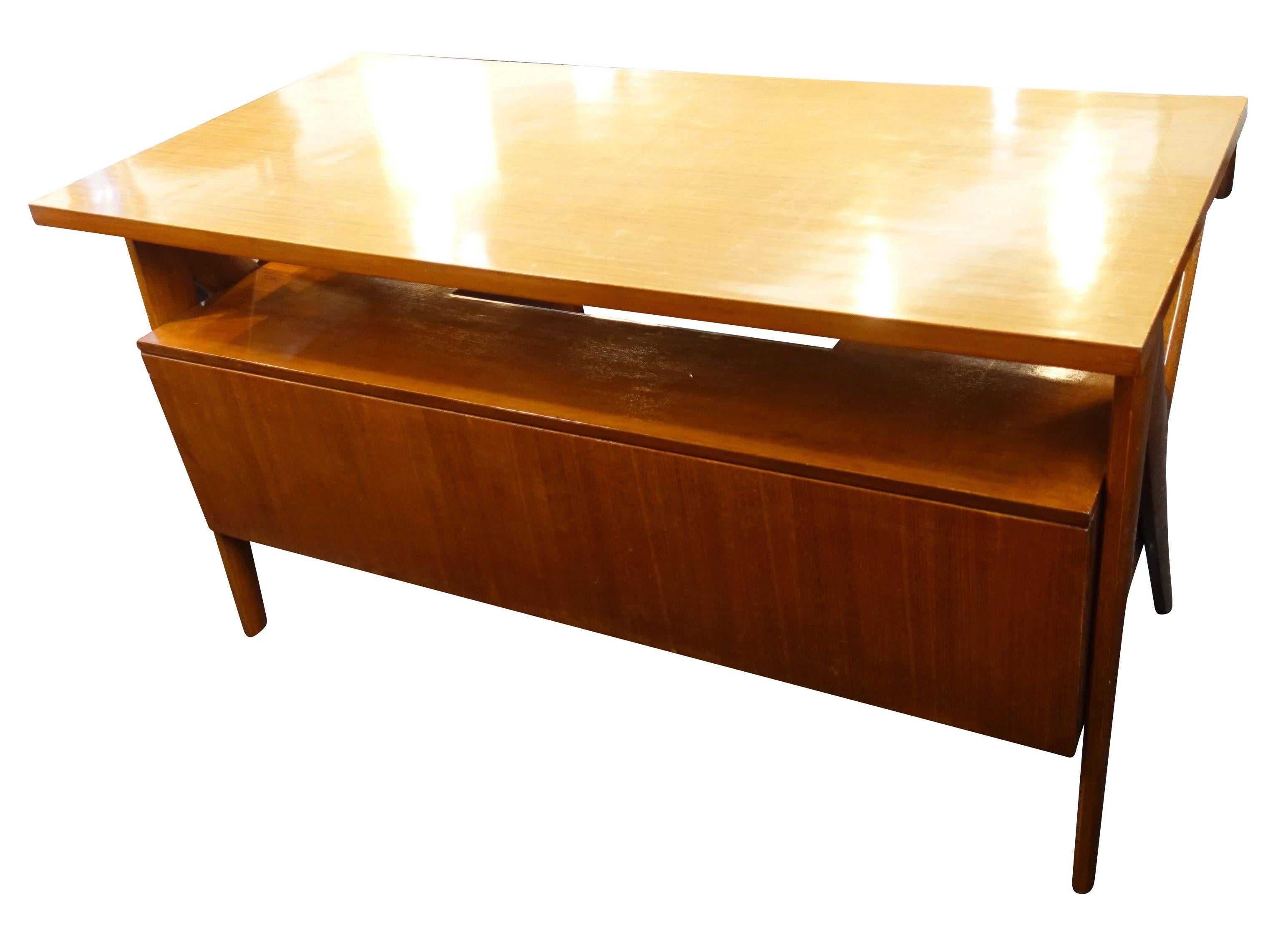 Midcentury Italian Ico Parisi designed six-drawer desk.
Trademark side design. 
Floating top.
 