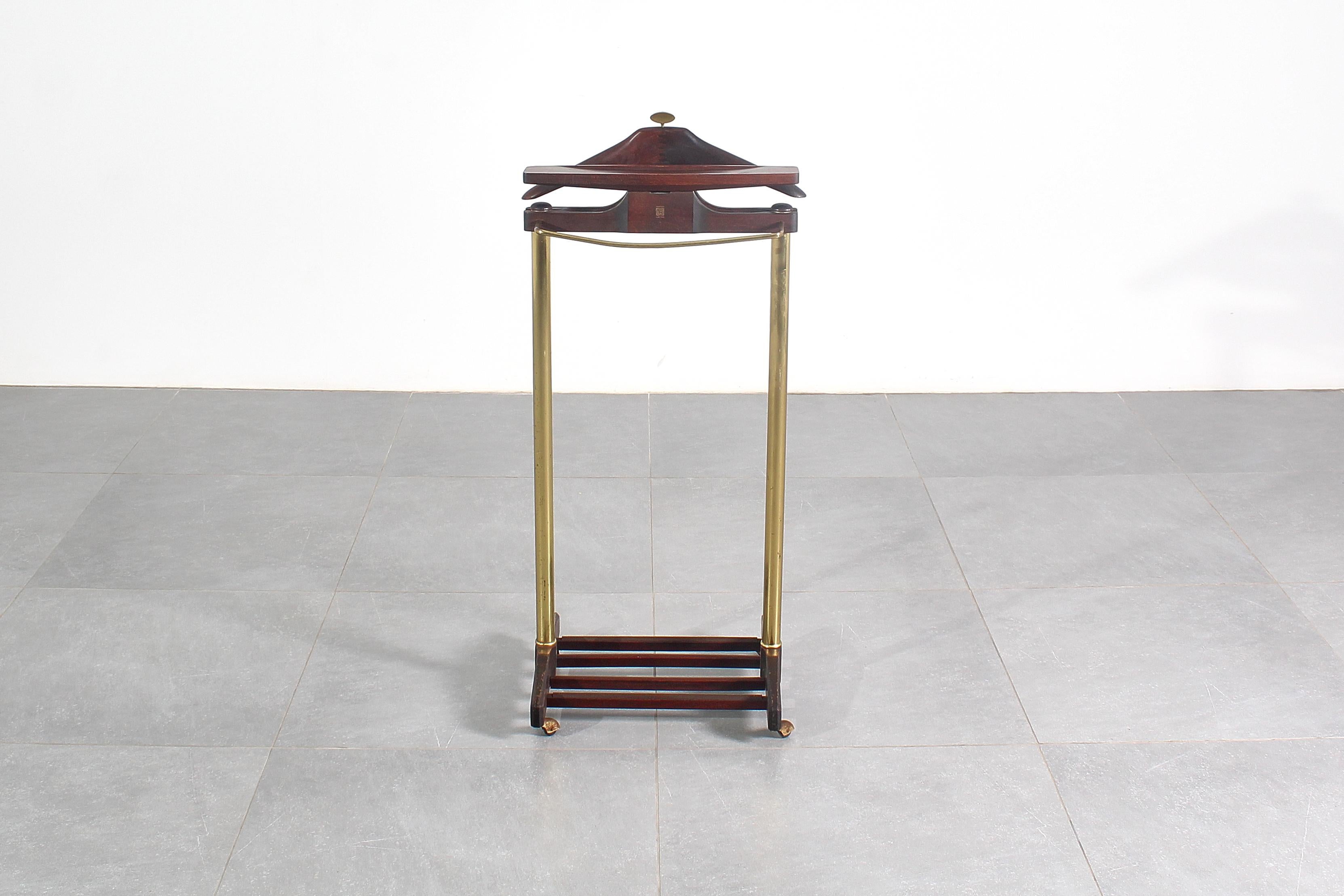 Charming valet stand with jacket and trouser hangers, and shoe rack at the bottom. Designed by Ico Parisi for Fratelli Reguitti, an Italian manufacturer from the 1960s. Branding hot-stamped on the frame. Usura coerente con l'età e l'uso.