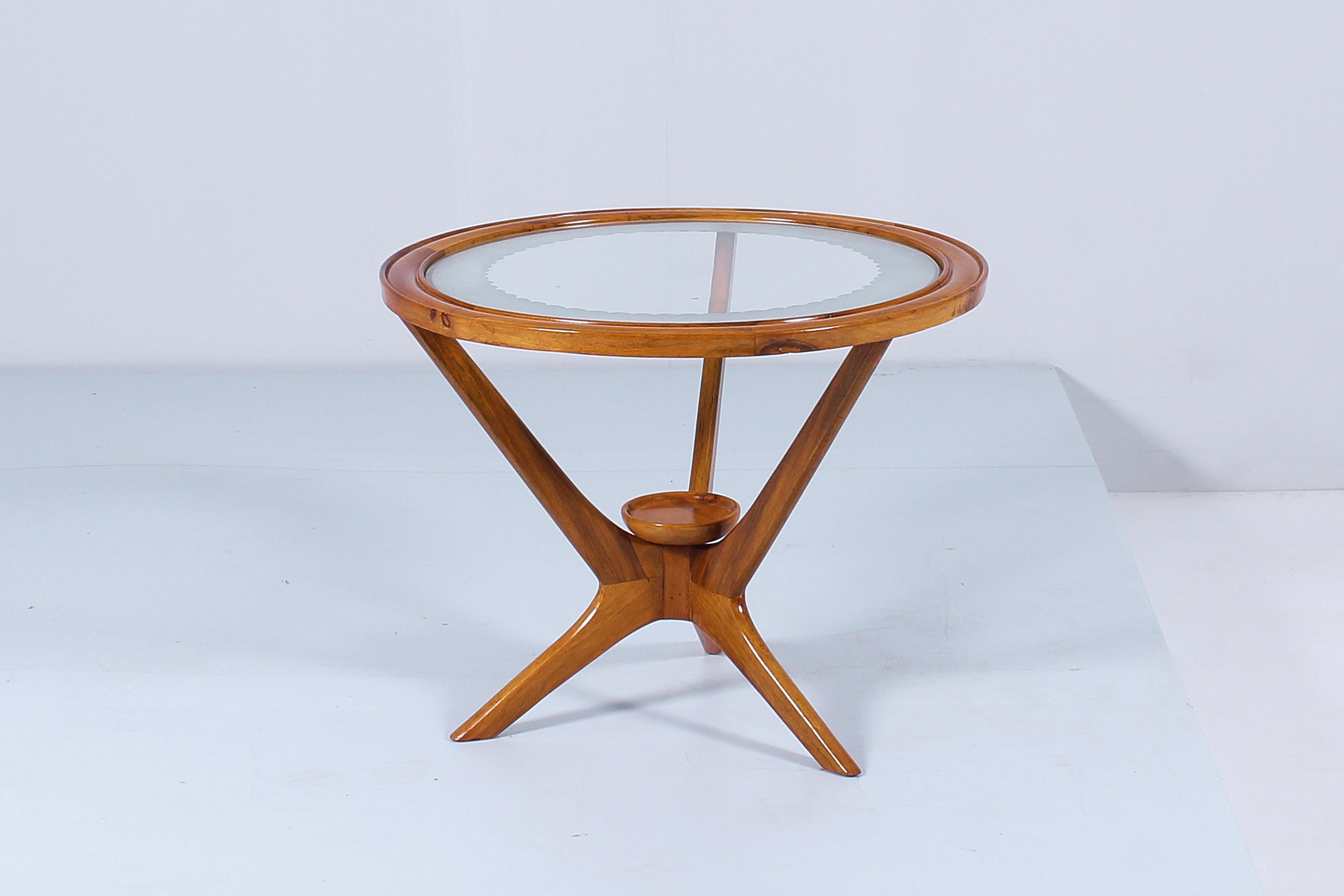 Delightful three-legged circular coffee table, with a transparent glass top with a satin motif around the perimeter. Structure entirely in light wood with central bowl under the top. Restored, in the style of Ico Parisi, Italian production from the