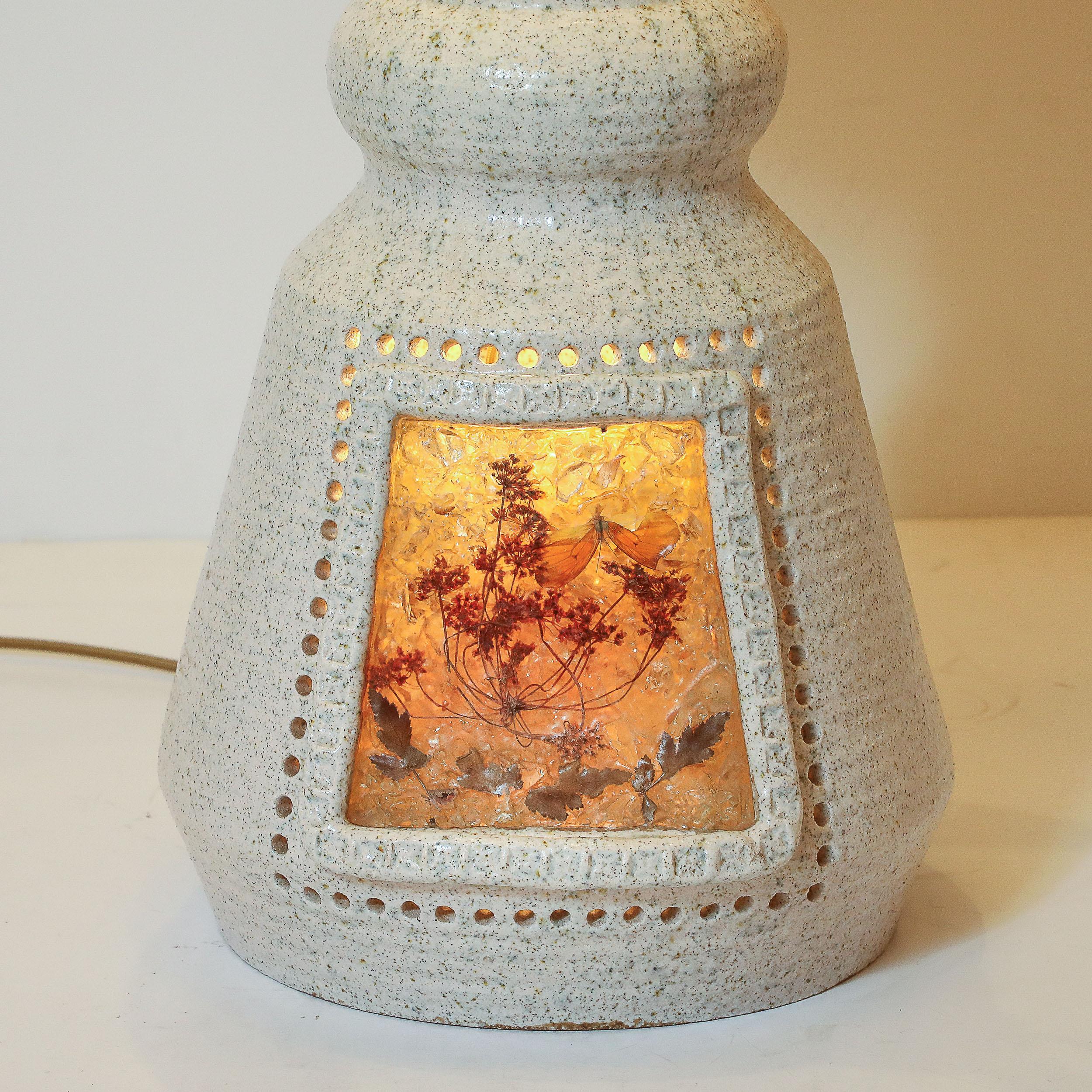 Mid-Century Illuminated Amber Resin Naturalistic Motif White Ceramic Table Lamp In Excellent Condition For Sale In New York, NY