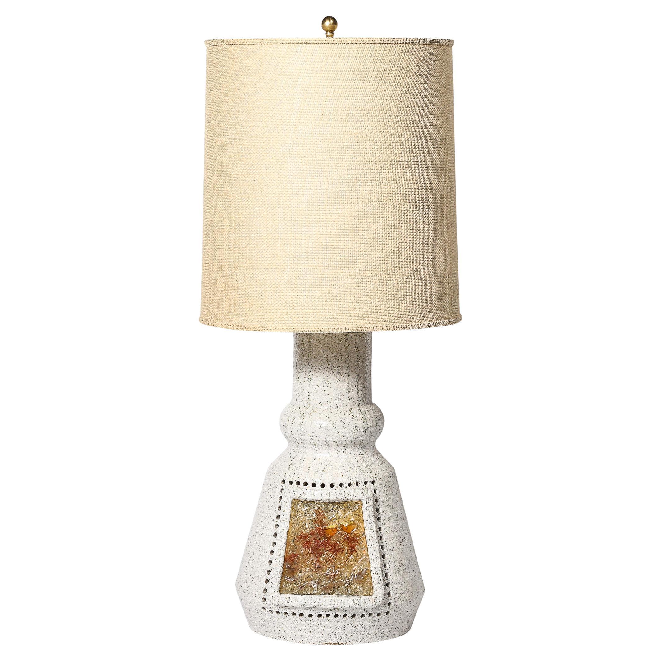 Lampe de table en céramique blanche, résine ambrée enluminée, à motif naturaliste, milieu du siècle dernier