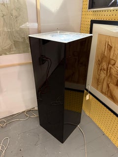 Socle noir laqué éclairé du milieu du siècle