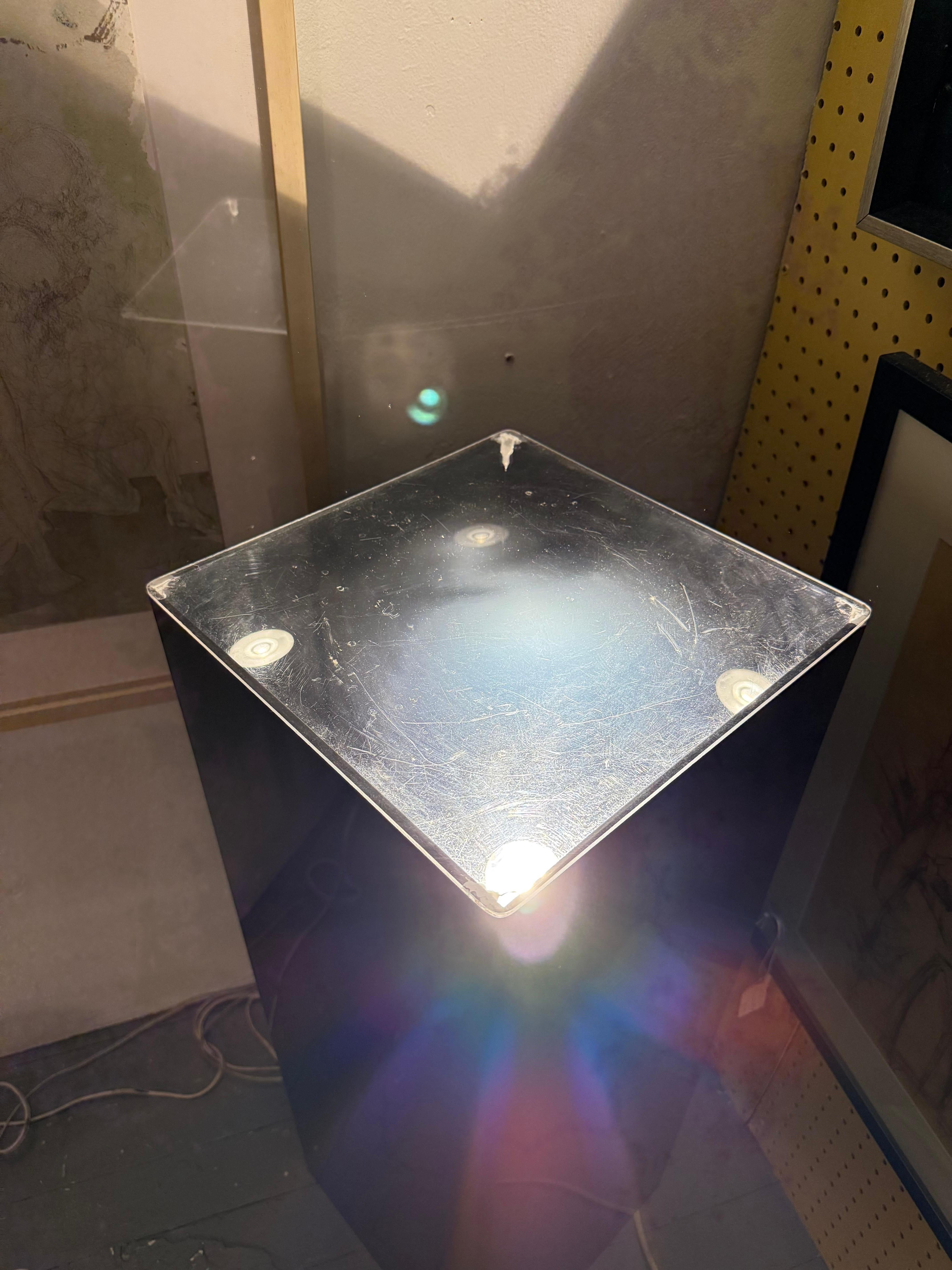 Beleuchteter Sockel aus der Mitte des Jahrhunderts, schwarz lackiert (Moderne der Mitte des Jahrhunderts) im Angebot