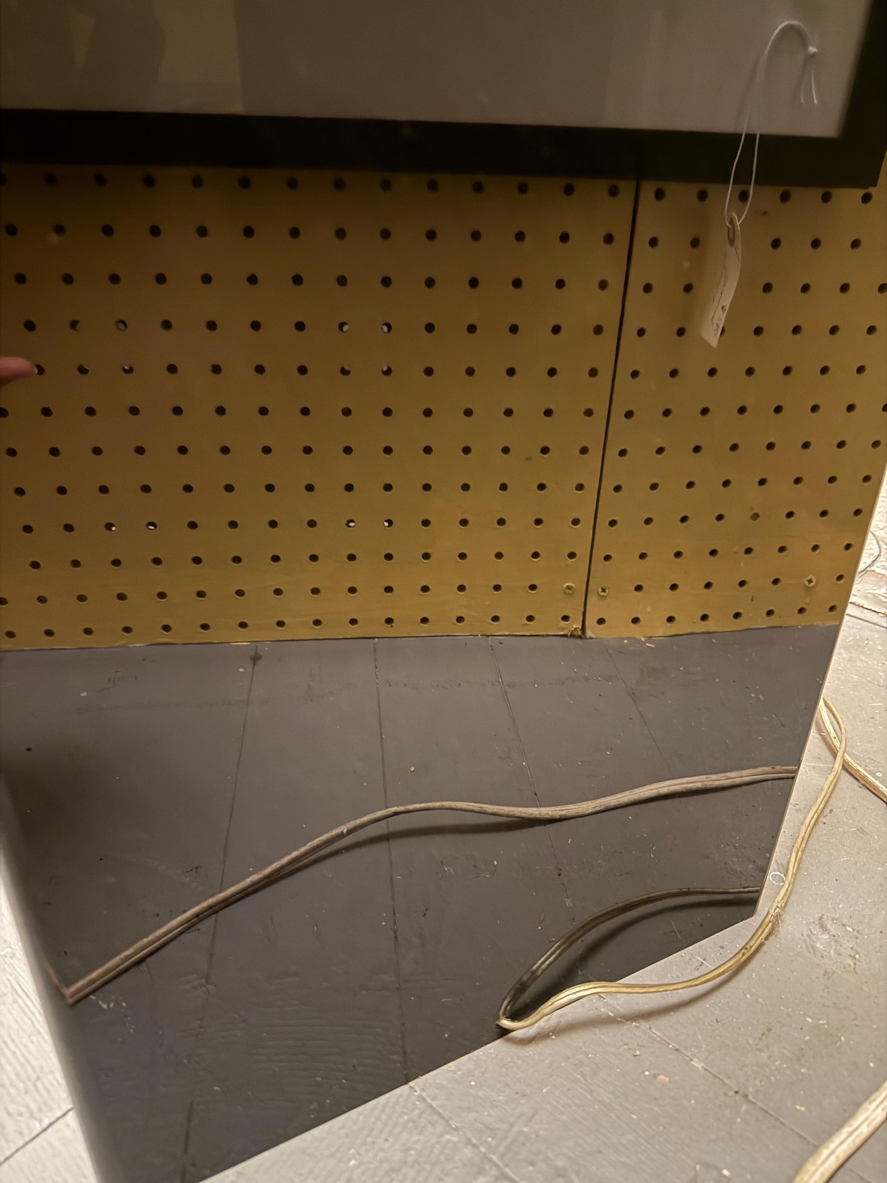 Beleuchteter Sockel aus der Mitte des Jahrhunderts, schwarz lackiert (amerikanisch) im Angebot