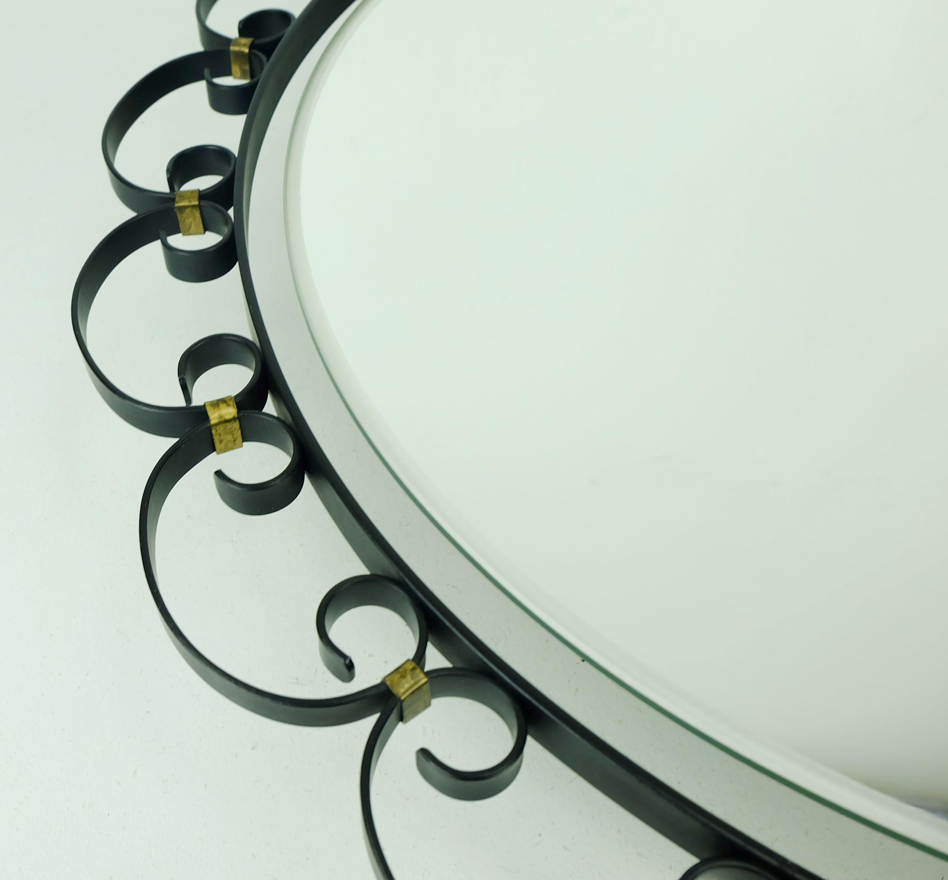 Mid-Century Modern MIROIR MURAL lumineux du milieu du siècle avec cadre en fer et laiton Hillebrand années 60 en vente