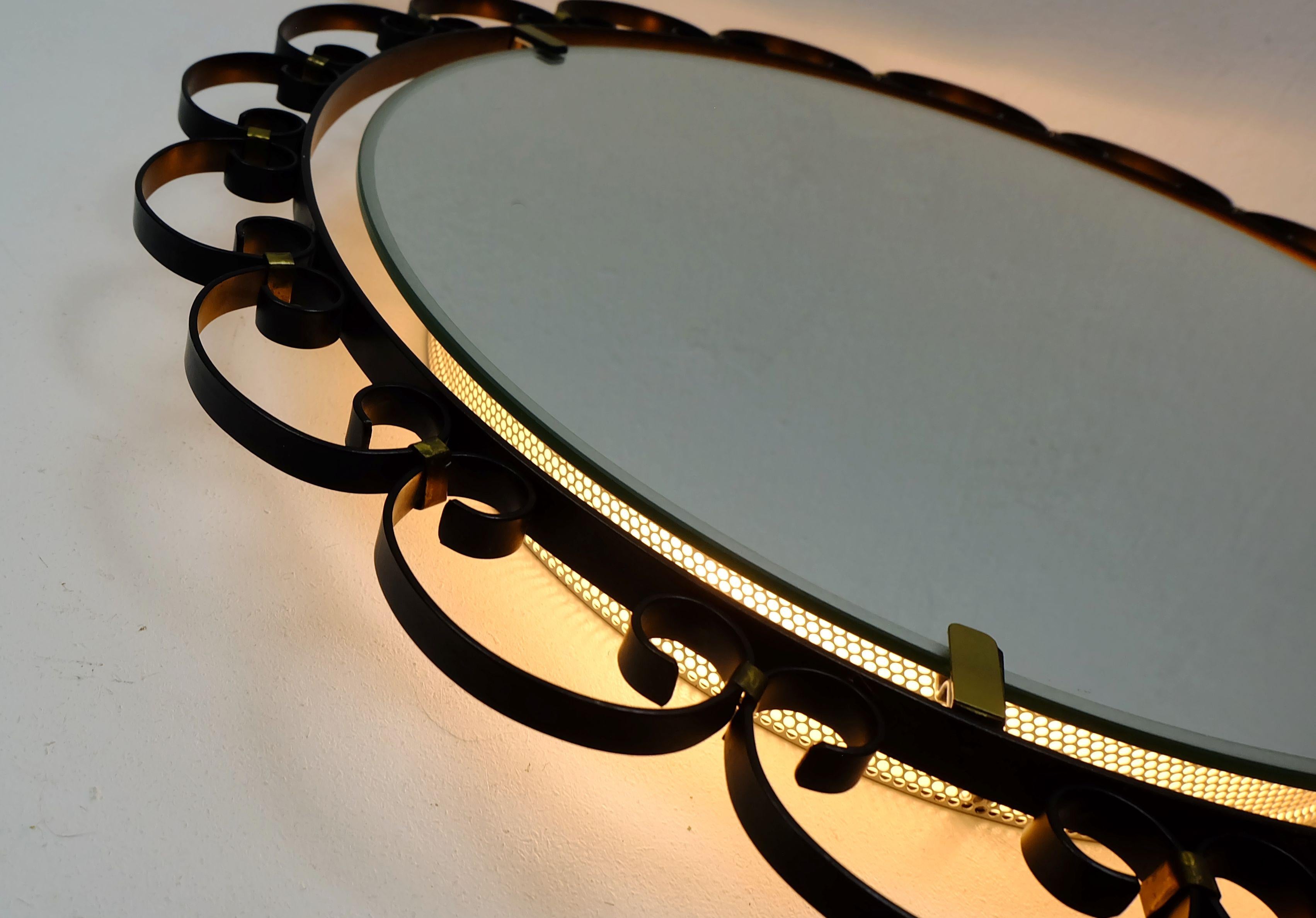Métal MIROIR MURAL lumineux du milieu du siècle avec cadre en fer et laiton Hillebrand années 60 en vente