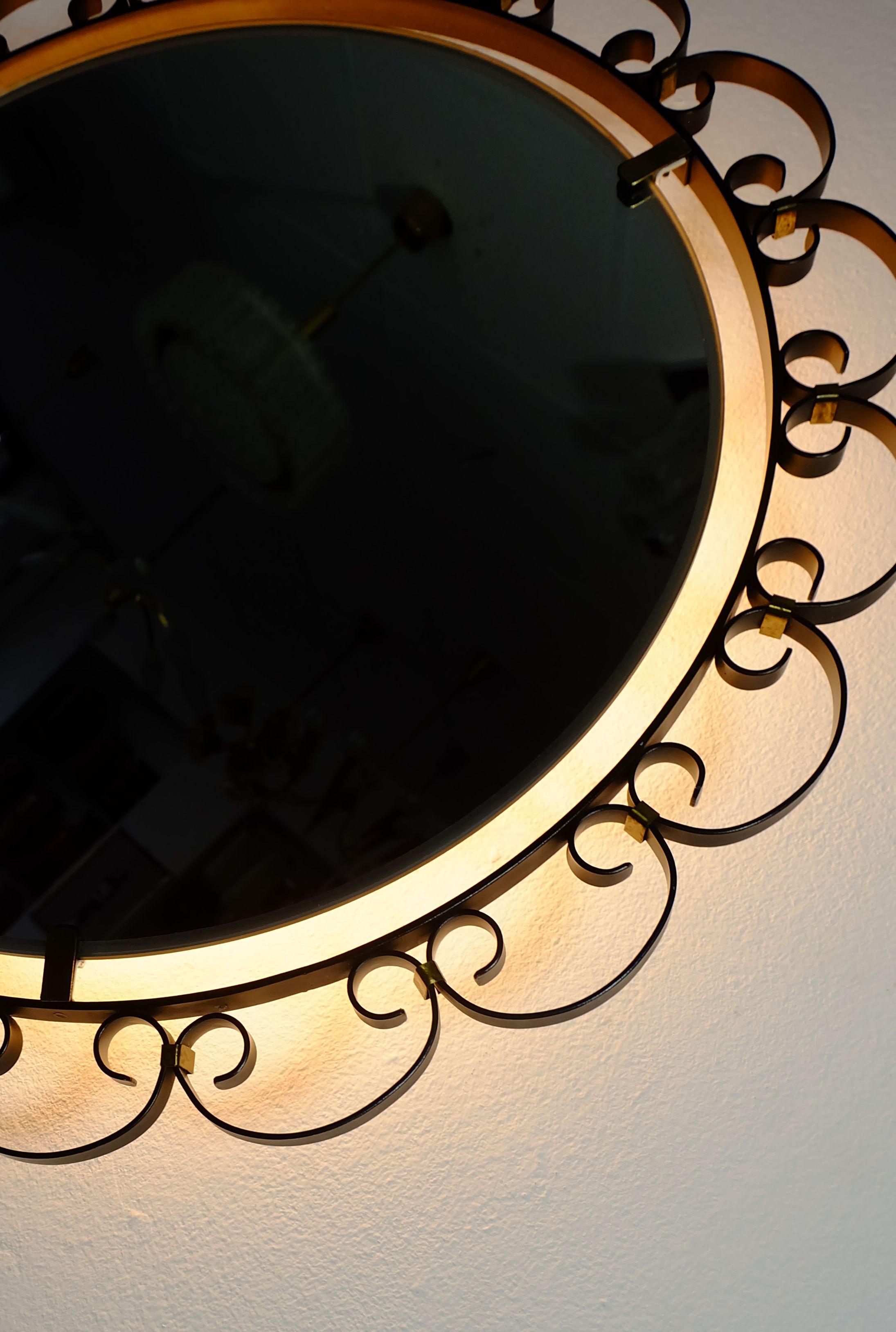 MIROIR MURAL lumineux du milieu du siècle avec cadre en fer et laiton Hillebrand années 60 en vente 1