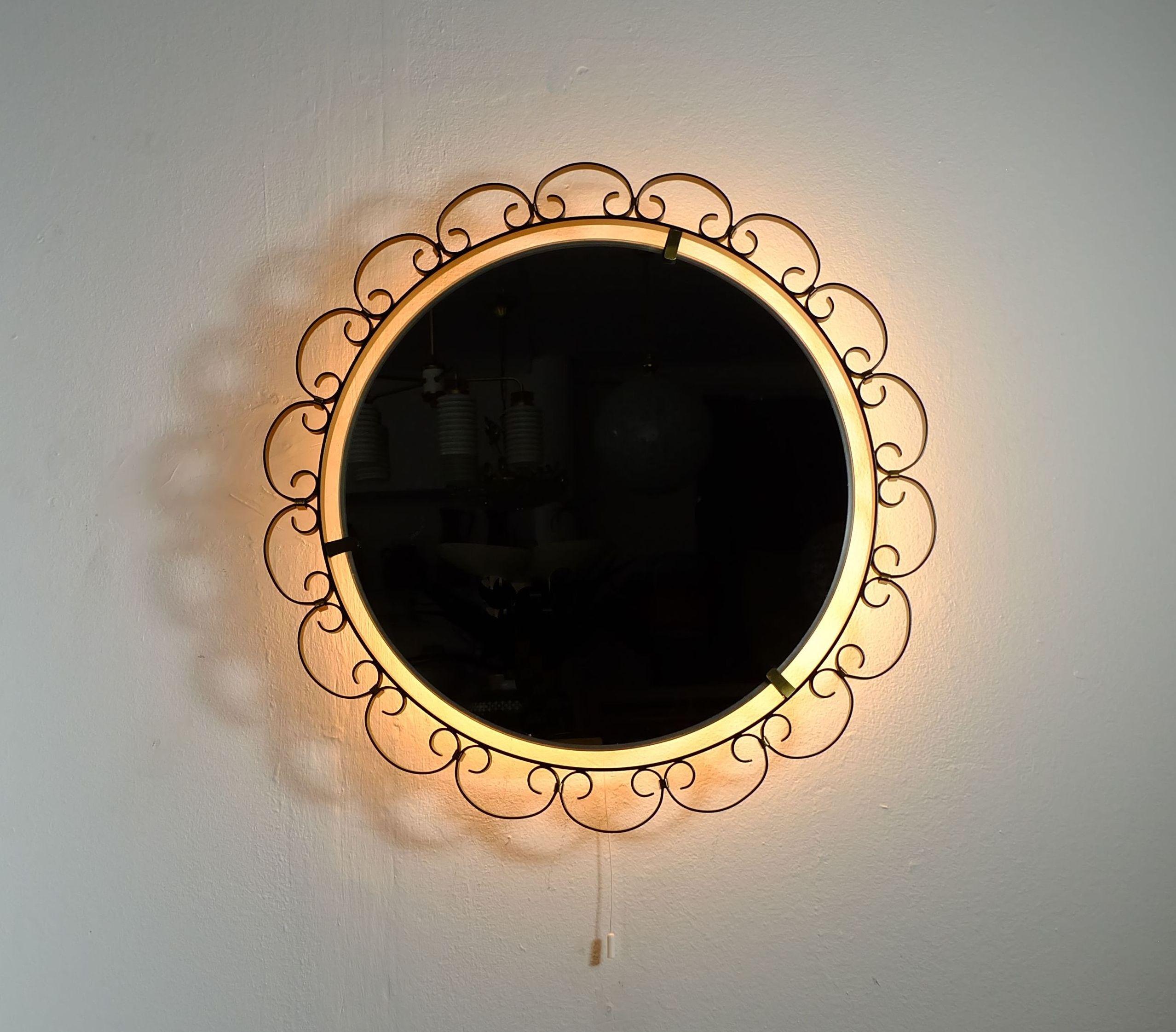 MIROIR MURAL lumineux du milieu du siècle avec cadre en fer et laiton Hillebrand années 60 en vente 2