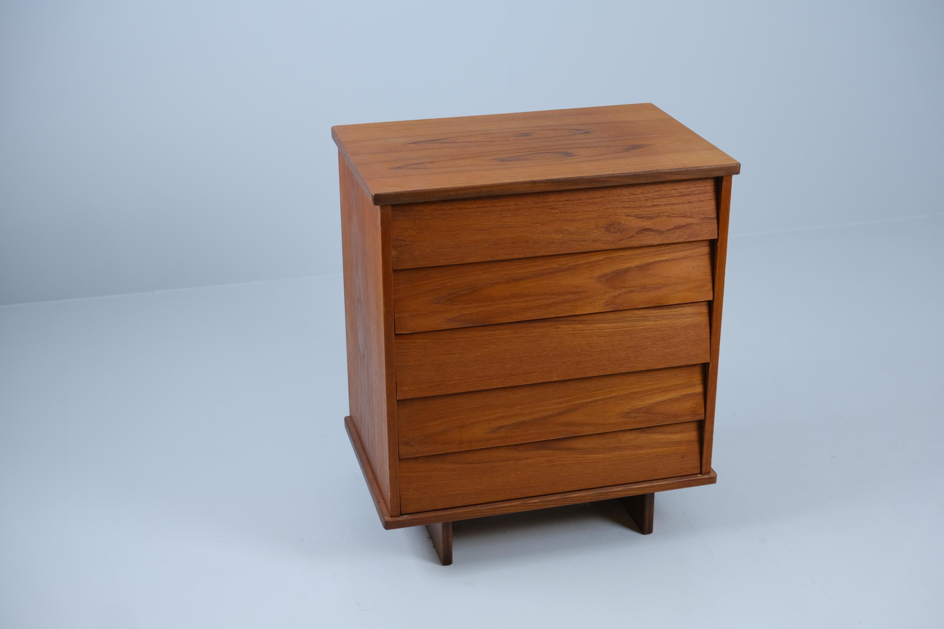 A very elegant and distinct teak drawer/sideboard designed by Ilmari Tapiovaara and manufactured by Asko in Finland in the 1950s. One of the most iconic designs by Ilmari Tapiovaara, who was one of the leading names in the golden age of Finnish