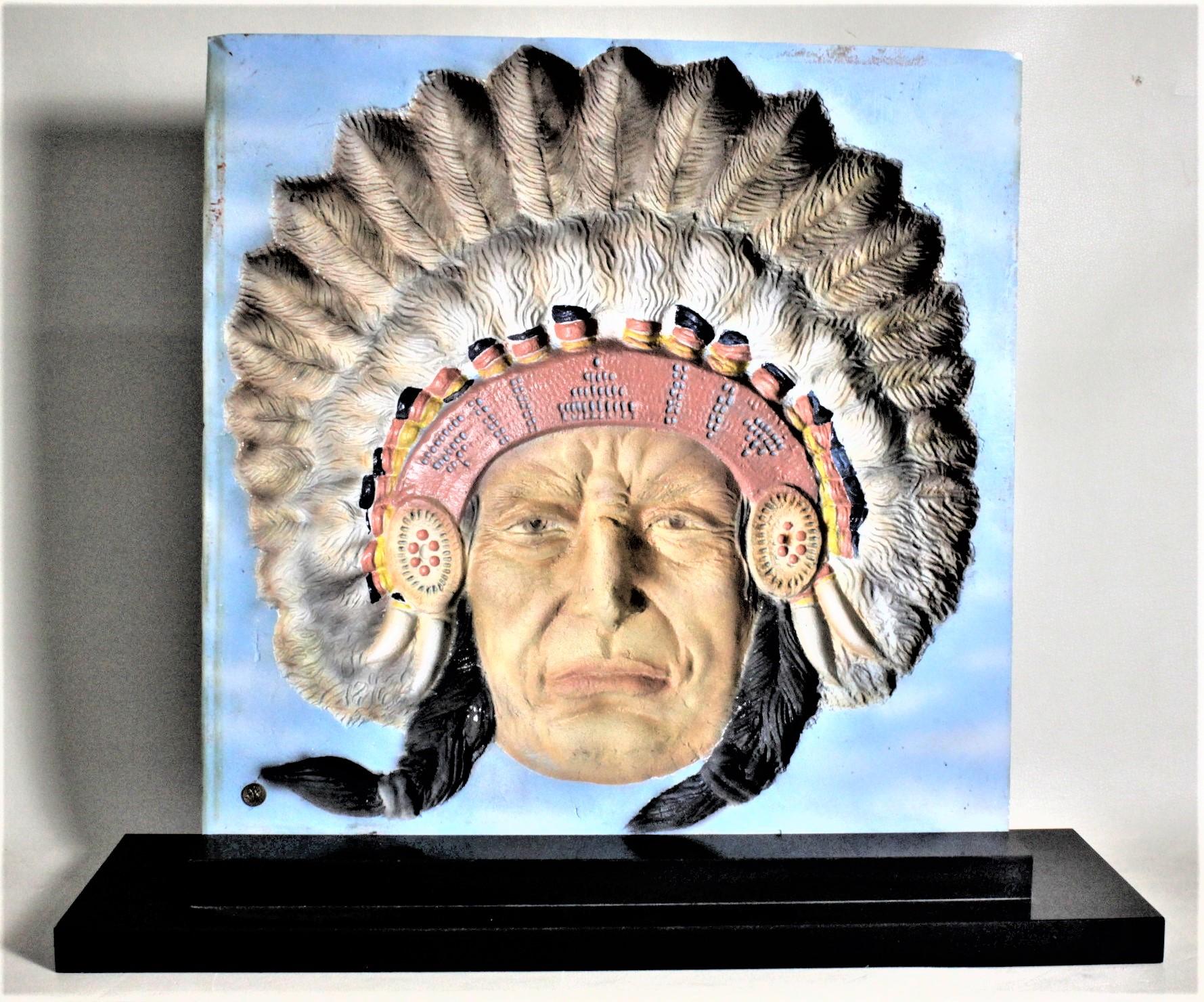 Cette unique et intéressante sculpture figurative à double face n'est pas signée, mais on suppose qu'elle a été fabriquée aux États-Unis vers 1965 dans le style du milieu du siècle dernier. La sculpture est un relief ou une étude en creux en métal