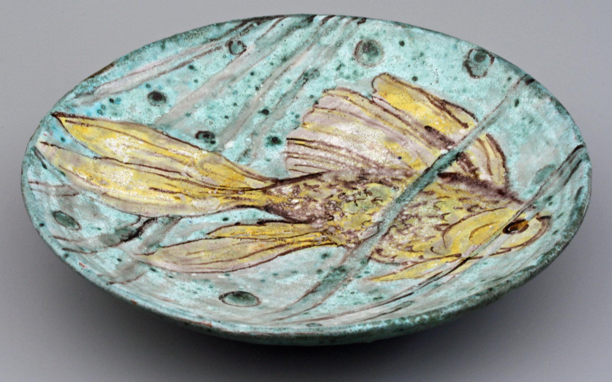 Instinktiv signierte Studio Pottery Schale mit einem Fisch bemalt, Mitte des Jahrhunderts (Moderne der Mitte des Jahrhunderts) im Angebot