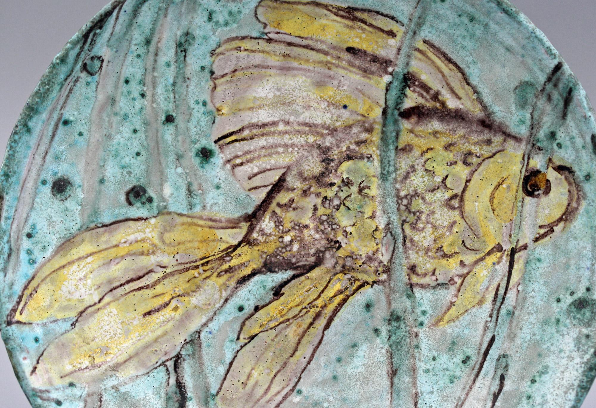 Instinktiv signierte Studio Pottery Schale mit einem Fisch bemalt, Mitte des Jahrhunderts (Britisch) im Angebot