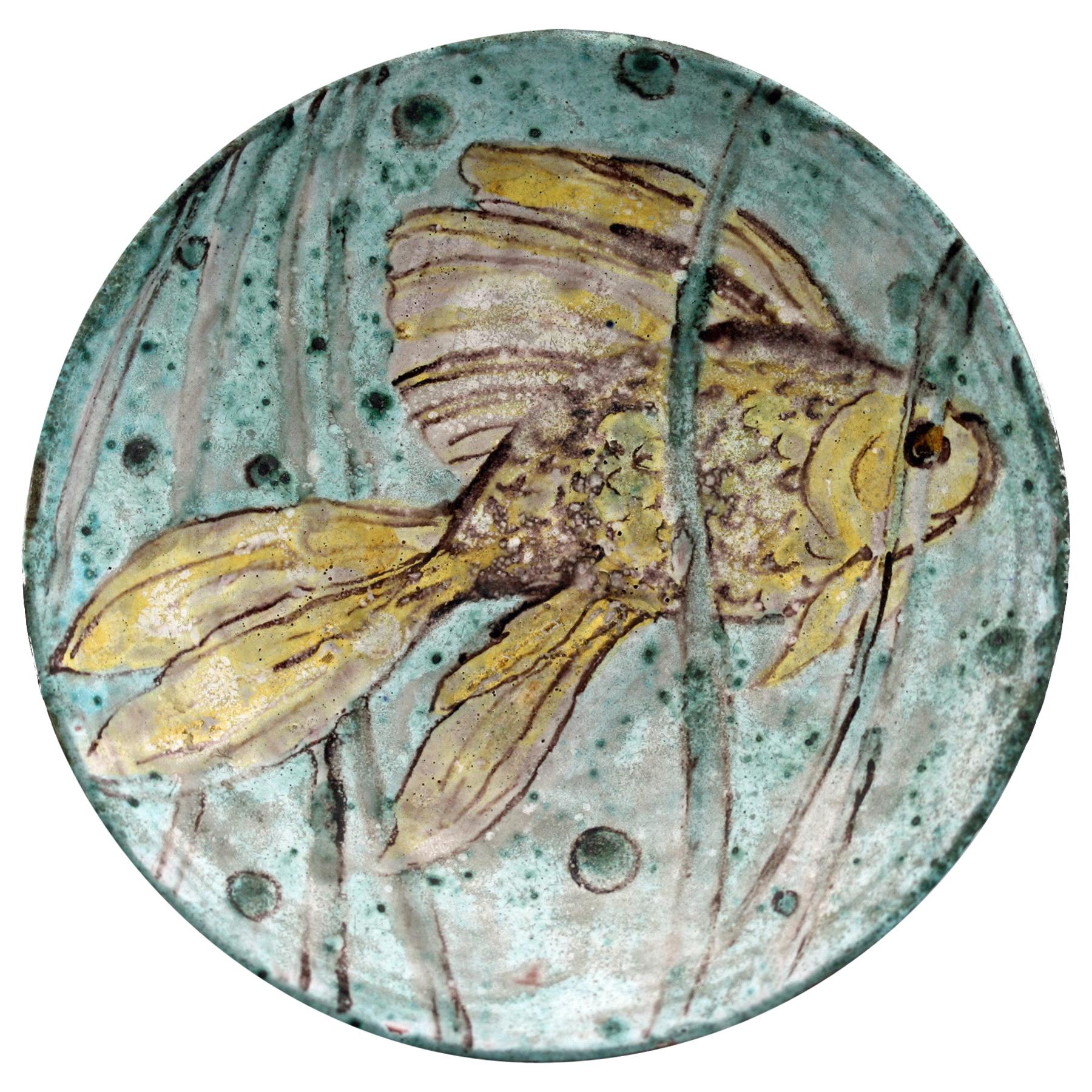 Plat en poterie d'atelier signé avec signature indistincte représentant un poisson, milieu du siècle dernier en vente