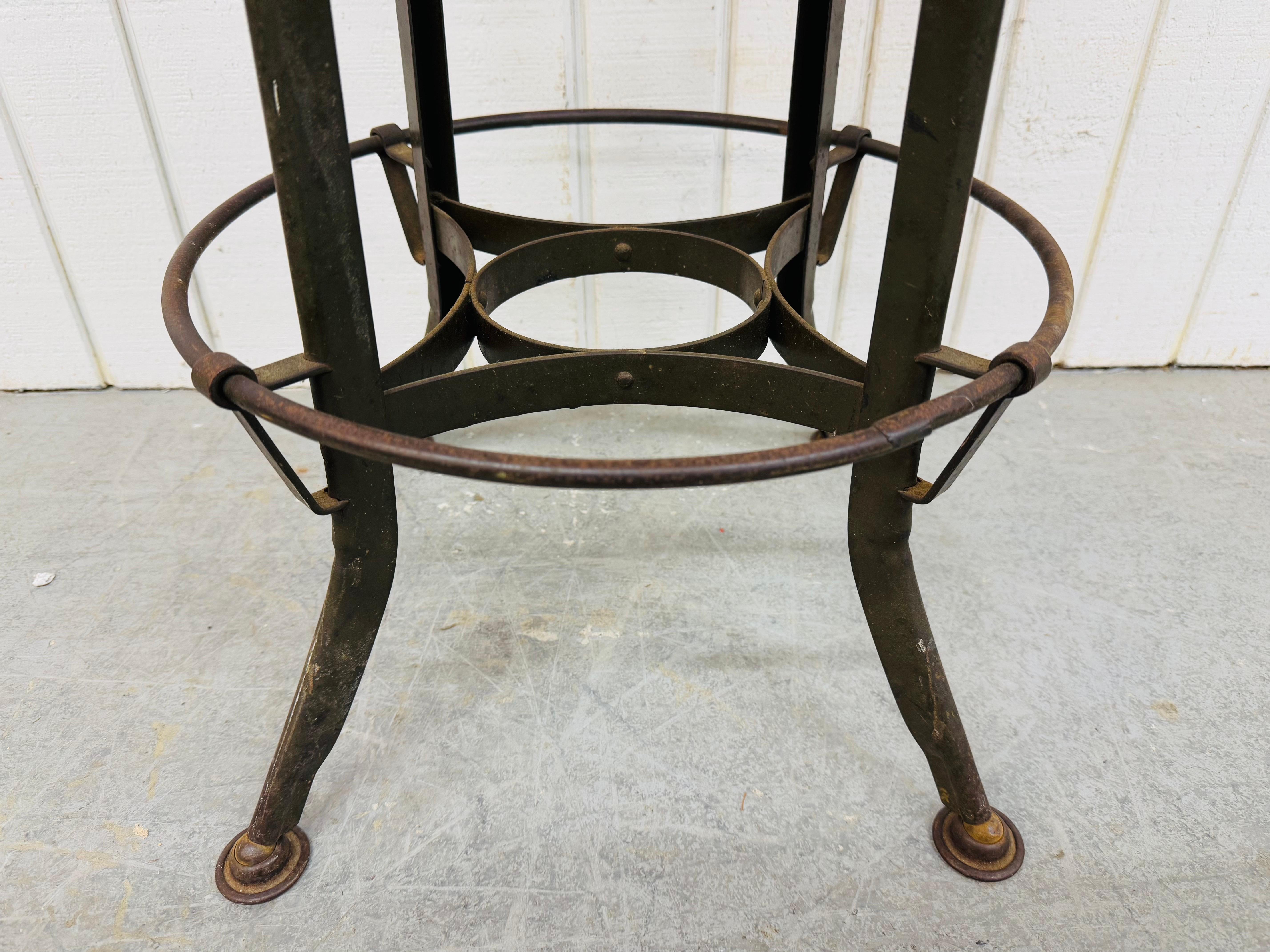 Taburete giratorio ajustable industrial de mediados de siglo siglo XX en venta