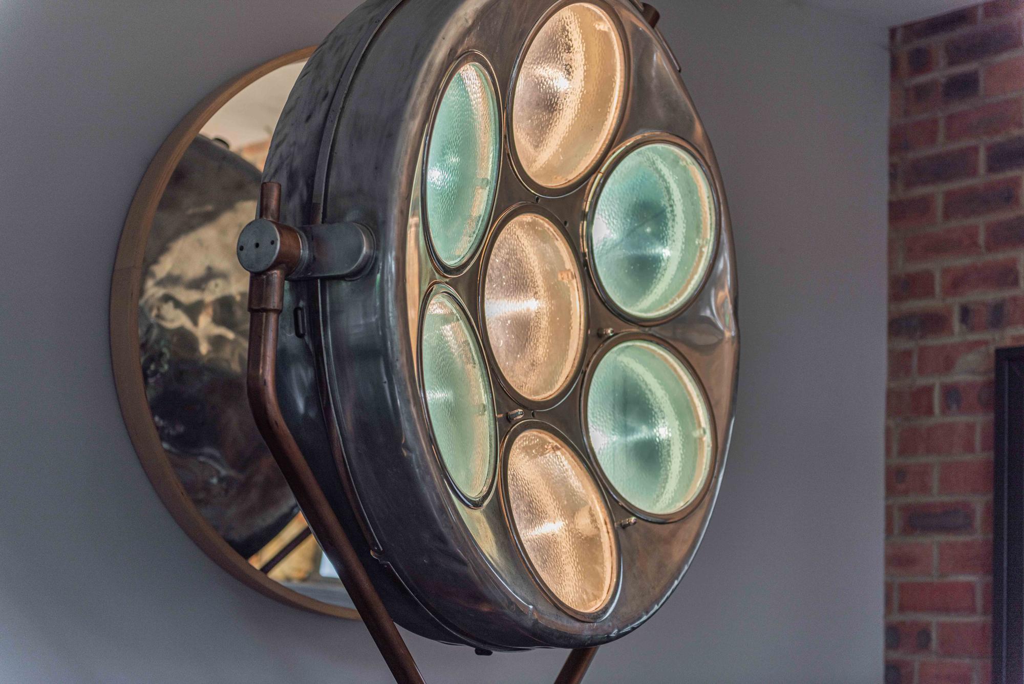 Mitte des Jahrhunderts Industrie Aluminium Chirurgen Operationssaal Stehlampe circa 1950 im Angebot 12