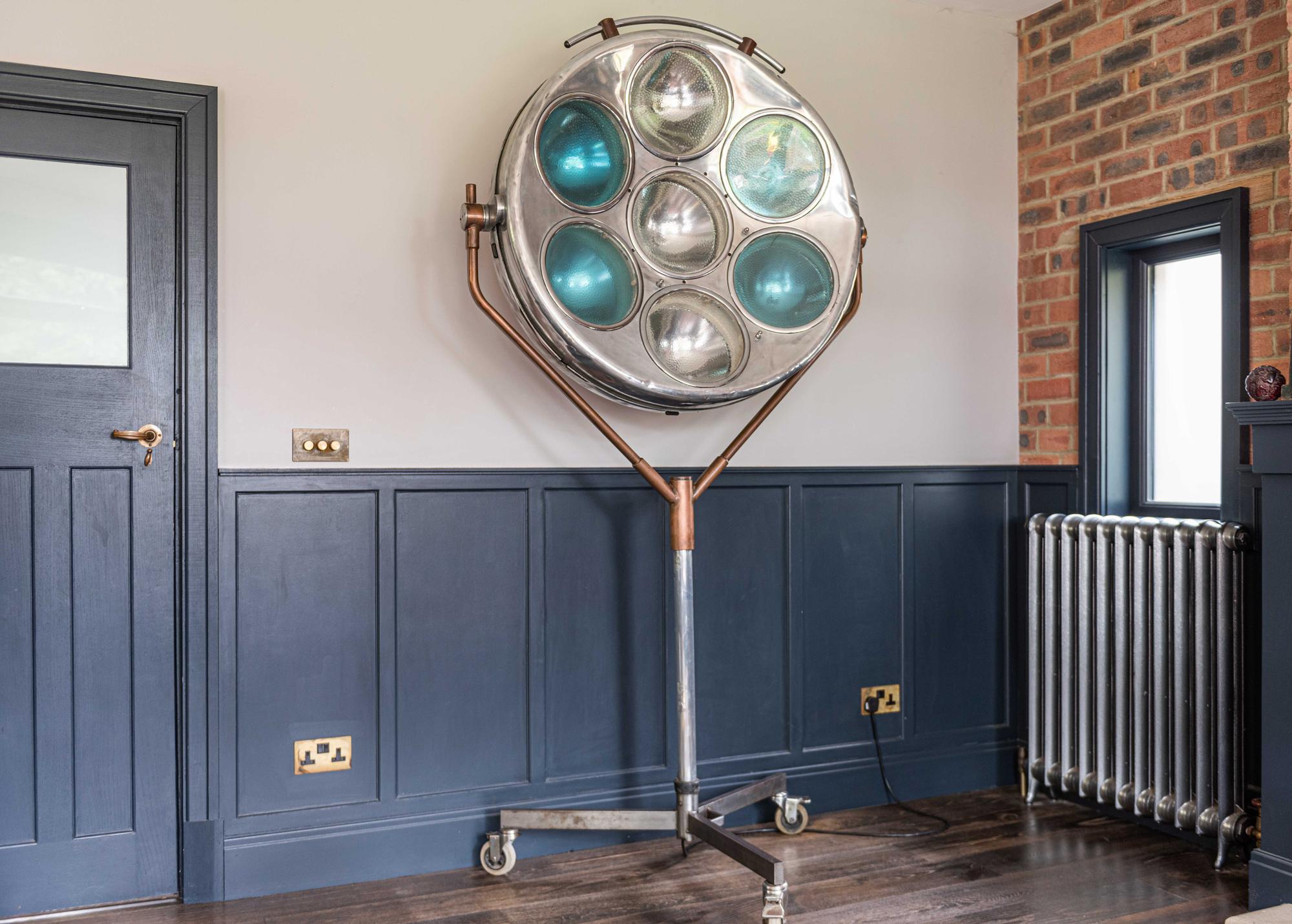 Midcentury industrial aluminium, surgeons operating theatre floor lamp, circa 1950

English makers name 'Unicol Oxford England', made from aluminium, bronze and steel.
The huge 100cm diameter adjustable lamp head tilts up and down and rotates 360