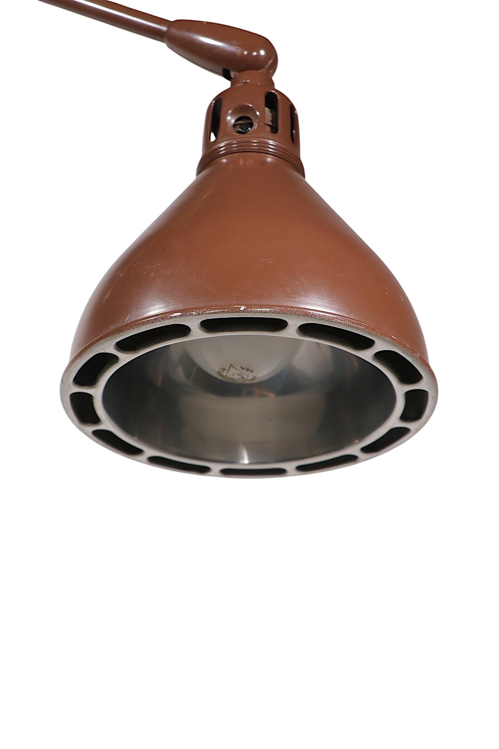Seltene Stehlampe im industriellen Stil der Jahrhundertmitte, Modell 605,  von Dazor. Dieses Exemplar verfügt über einen flexiblen Arm mit verstellbarer Kapuze Schatten, es ist in sehr guter, original, sauber, funktioniert  und einsatzbereitem