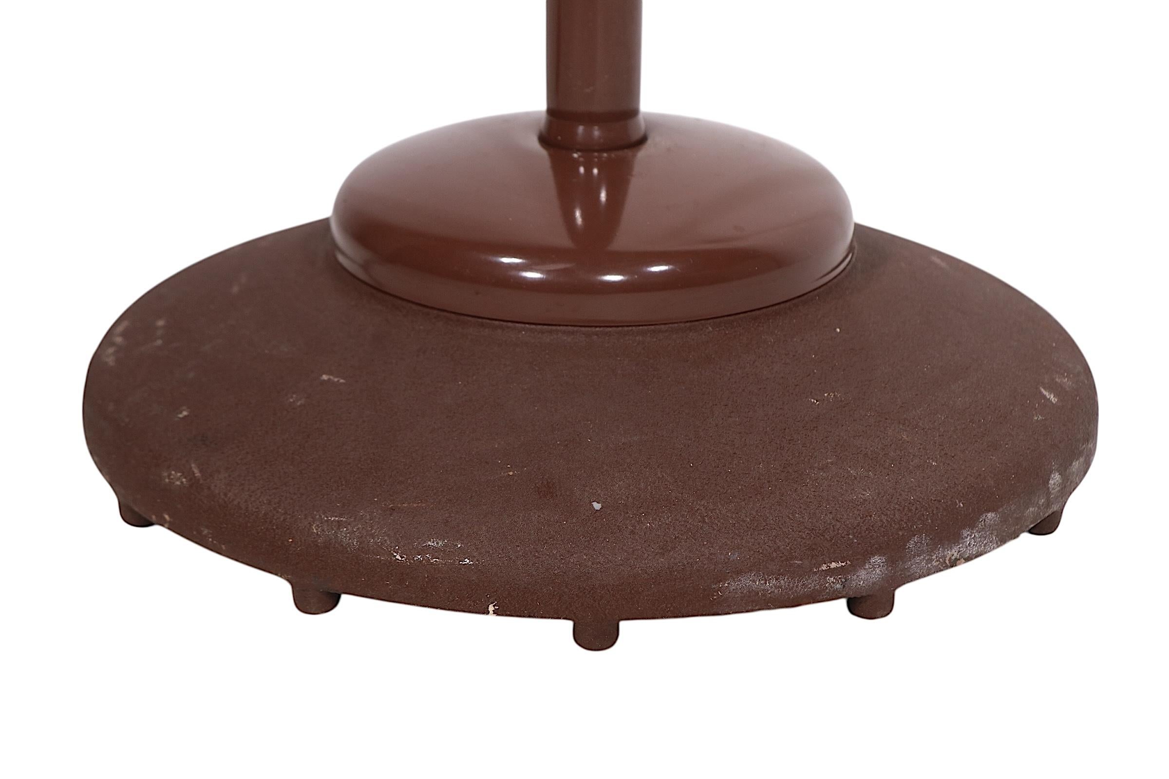 Mid Century Industrial Angle Poise Stehleuchte von Dazor (Industriell) im Angebot