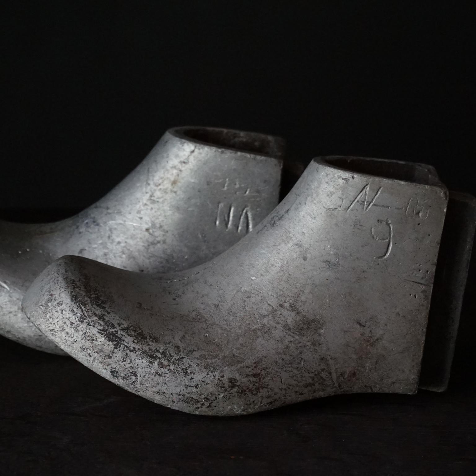 Moules pour bottes en caoutchouc en fonte d'aluminium de style industriel du milieu du siècle Ensemble de moules pour bottes en caoutchouc pour hommes de taille 9 gauche en vente 4