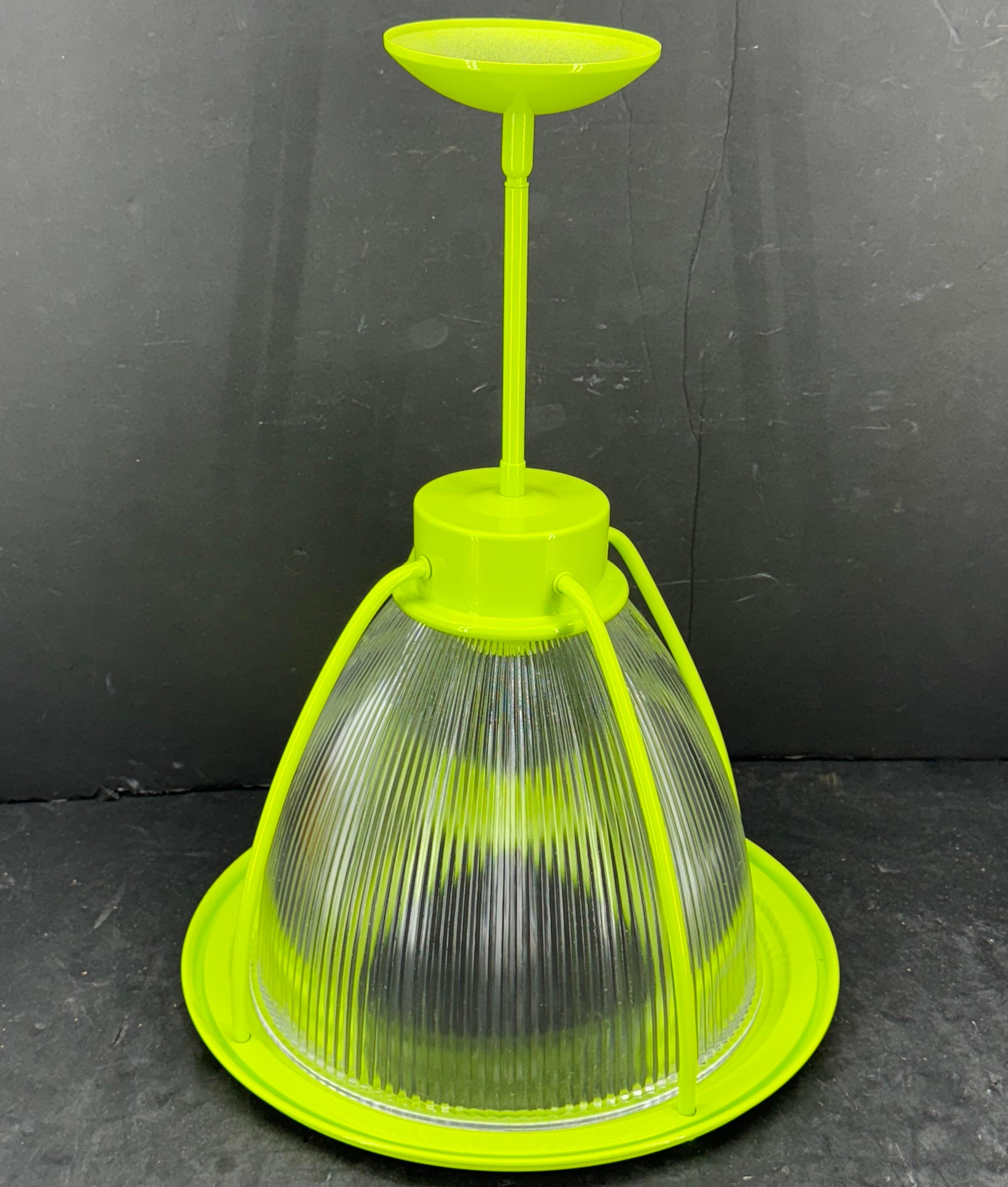 Lampada a sospensione in vetro chartreuse industriale di metà secolo in vendita 2