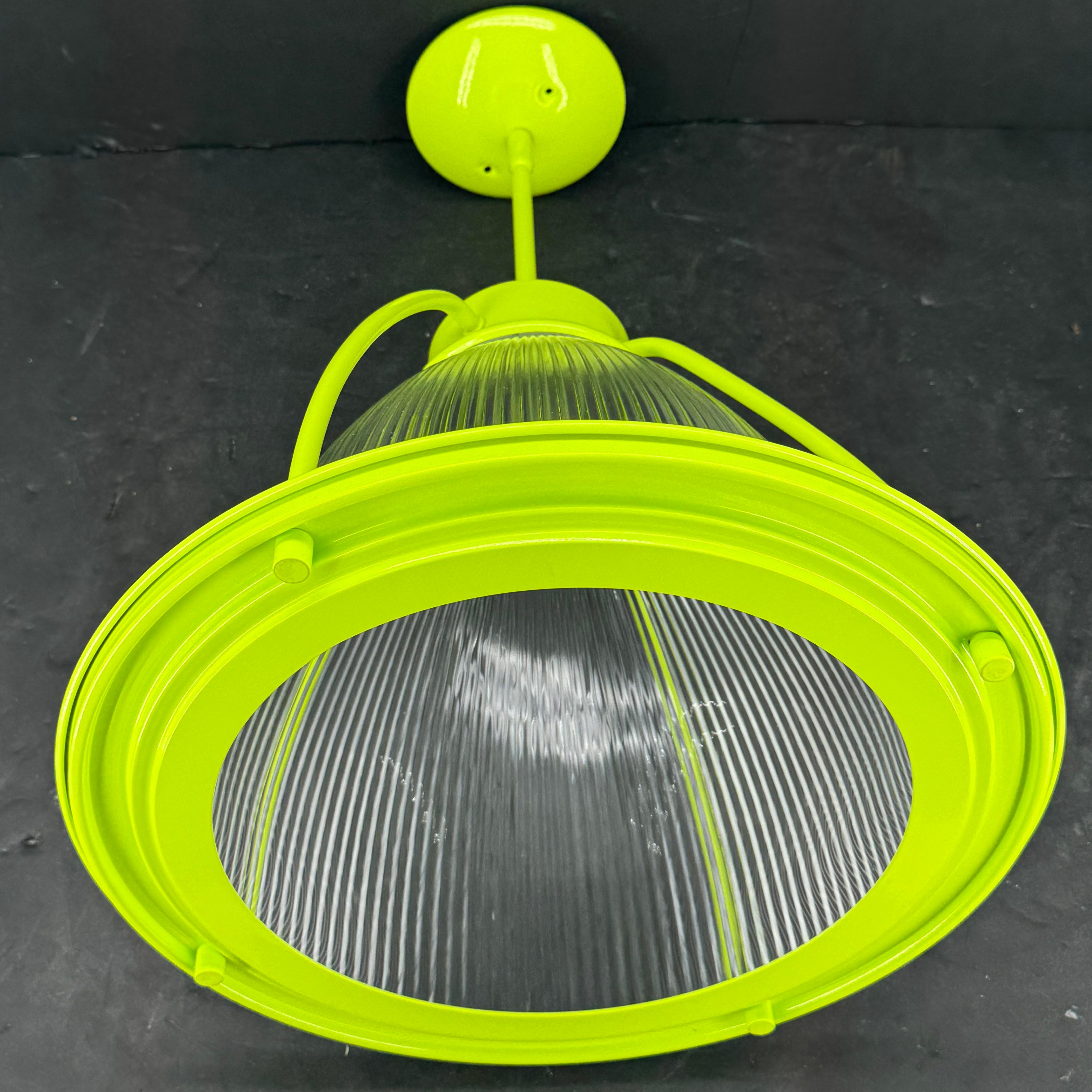 Lampada a sospensione industriale in vetro Holophane a prova di esplosione, verniciata a polvere in un brillante colore chartreuse. Questa lampada industriale ma elegante dell'era MCM è caratterizzata da un involucro in metallo. Questo ciondolo