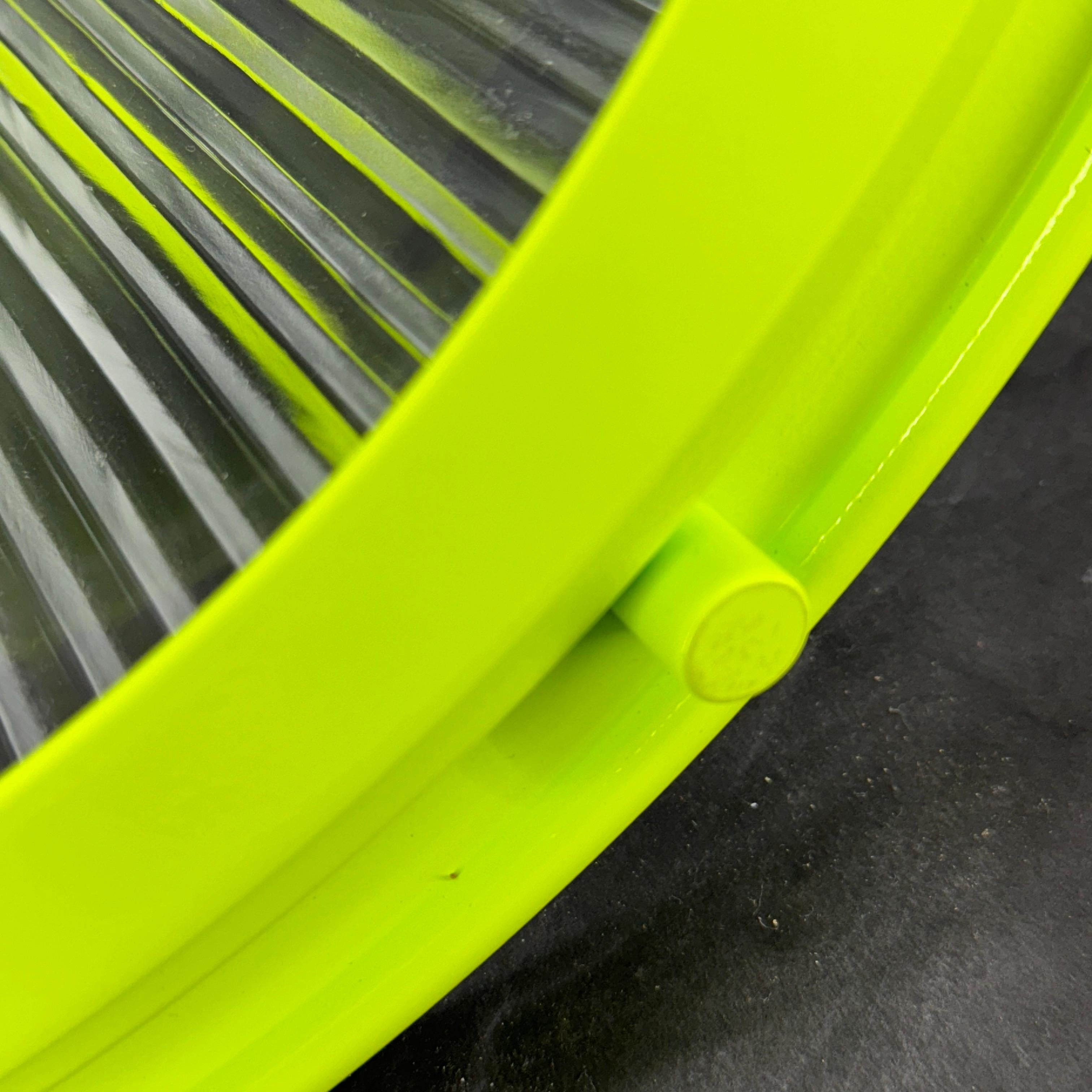 Fatto a mano Lampada a sospensione in vetro chartreuse industriale di metà secolo in vendita