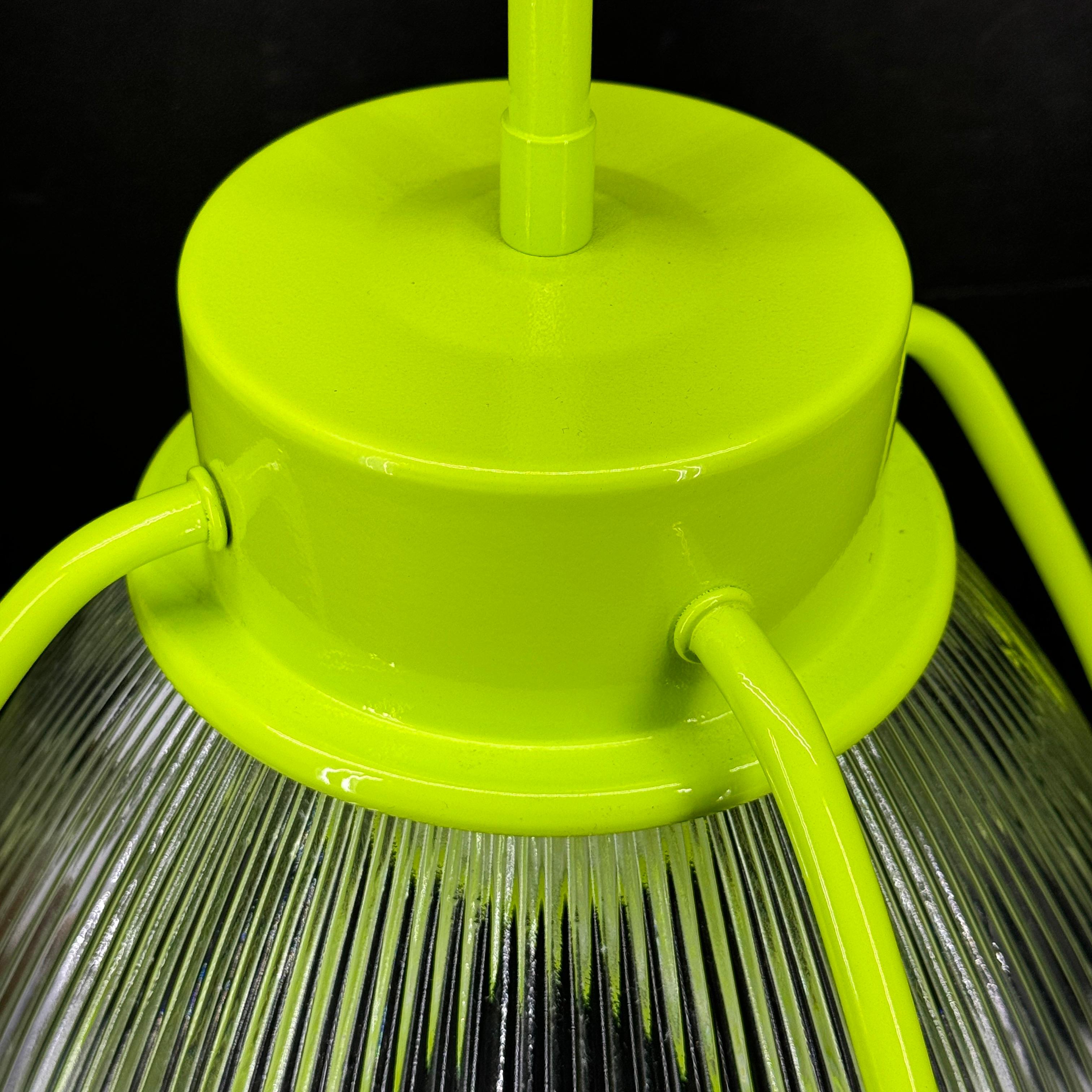 Vetro Lampada a sospensione in vetro chartreuse industriale di metà secolo in vendita