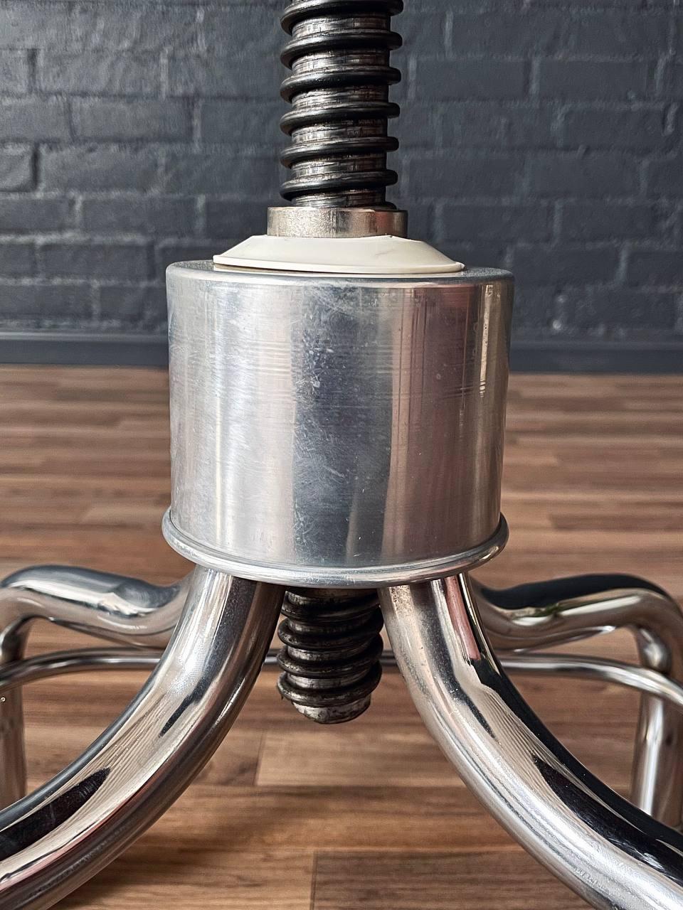 Verstellbarer industrieller verchromter Mid-Century Industrial Chrom-Hocker für die Herstellung von Pedigo im Angebot 4