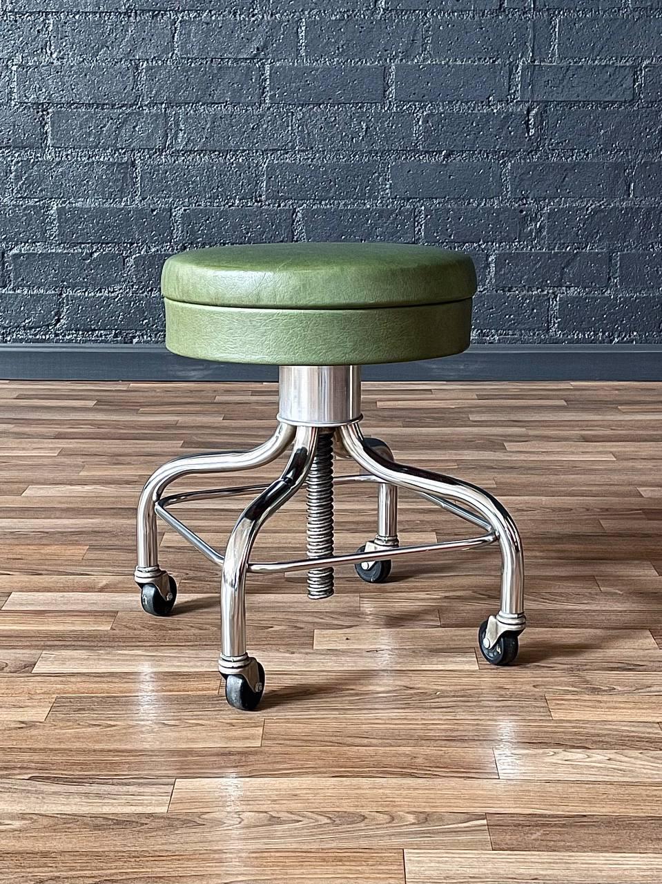 Zustand: Original Vintage By Zustand

Designer: Pedigo
Hersteller: Pedigo
MATERIALIEN: Verchromtes Metall, original grüne Vinylpolsterung 
Abmessungen: 17