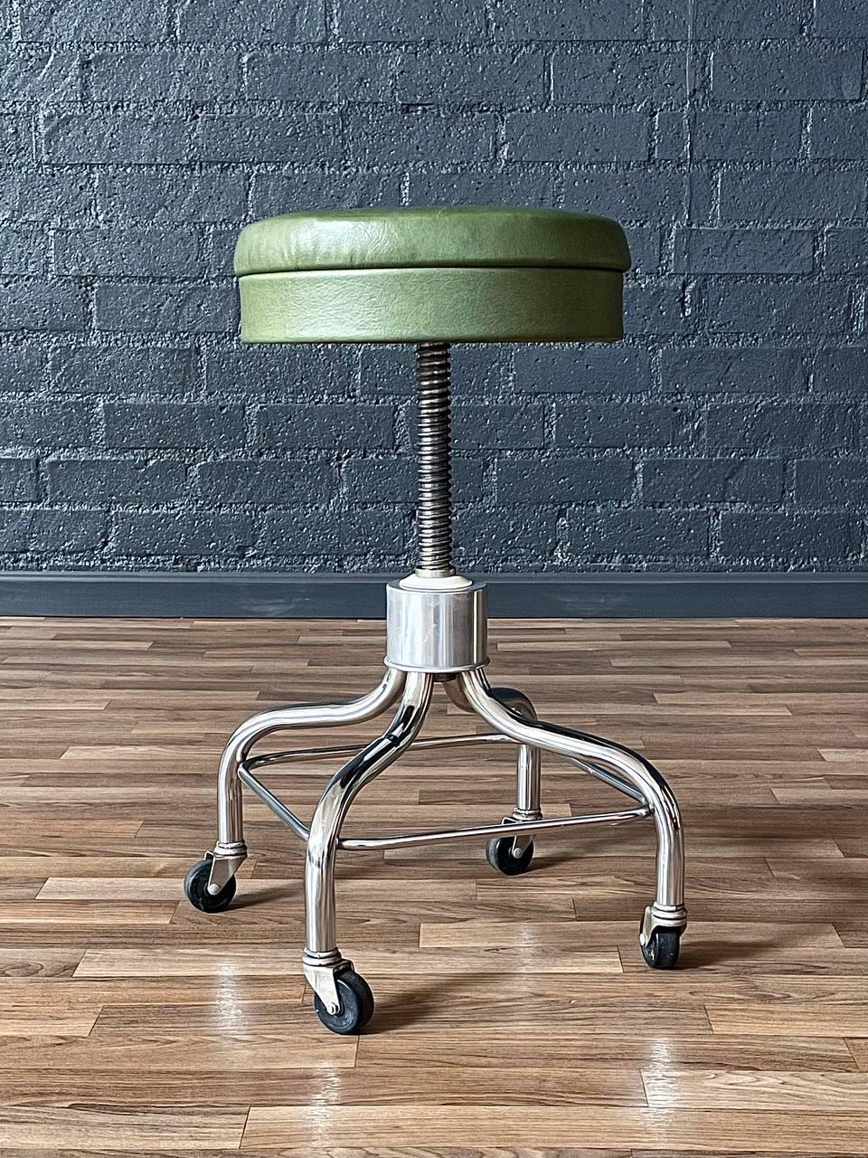 Verstellbarer industrieller verchromter Mid-Century Industrial Chrom-Hocker für die Herstellung von Pedigo (Industriell) im Angebot