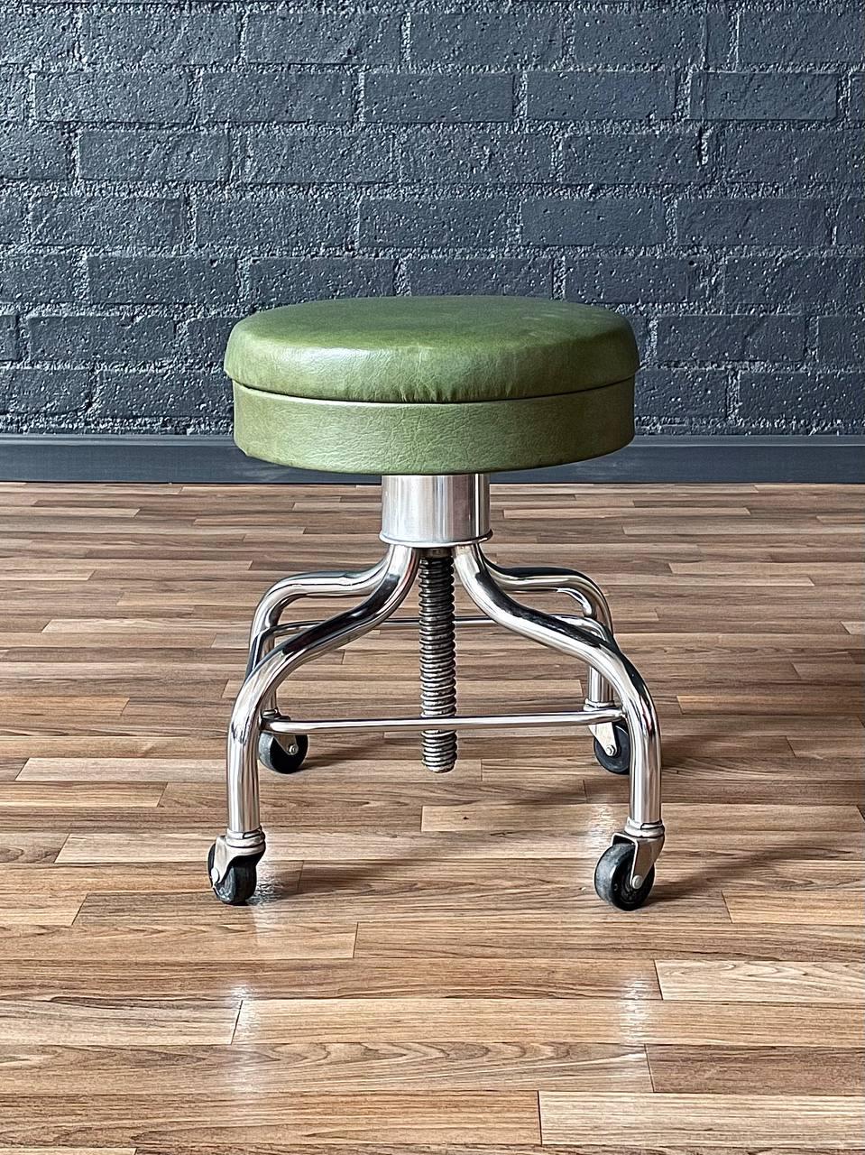 Verstellbarer industrieller verchromter Mid-Century Industrial Chrom-Hocker für die Herstellung von Pedigo (amerikanisch) im Angebot