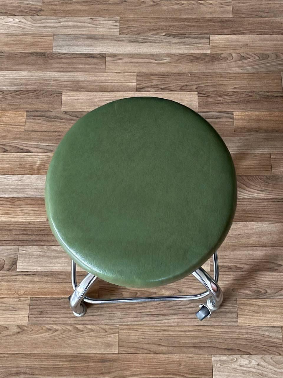 Verstellbarer industrieller verchromter Mid-Century Industrial Chrom-Hocker für die Herstellung von Pedigo im Zustand „Gut“ im Angebot in Los Angeles, CA