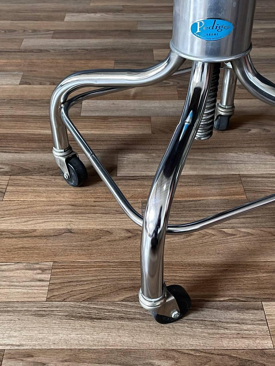Verstellbarer industrieller verchromter Mid-Century Industrial Chrom-Hocker für die Herstellung von Pedigo im Angebot 1