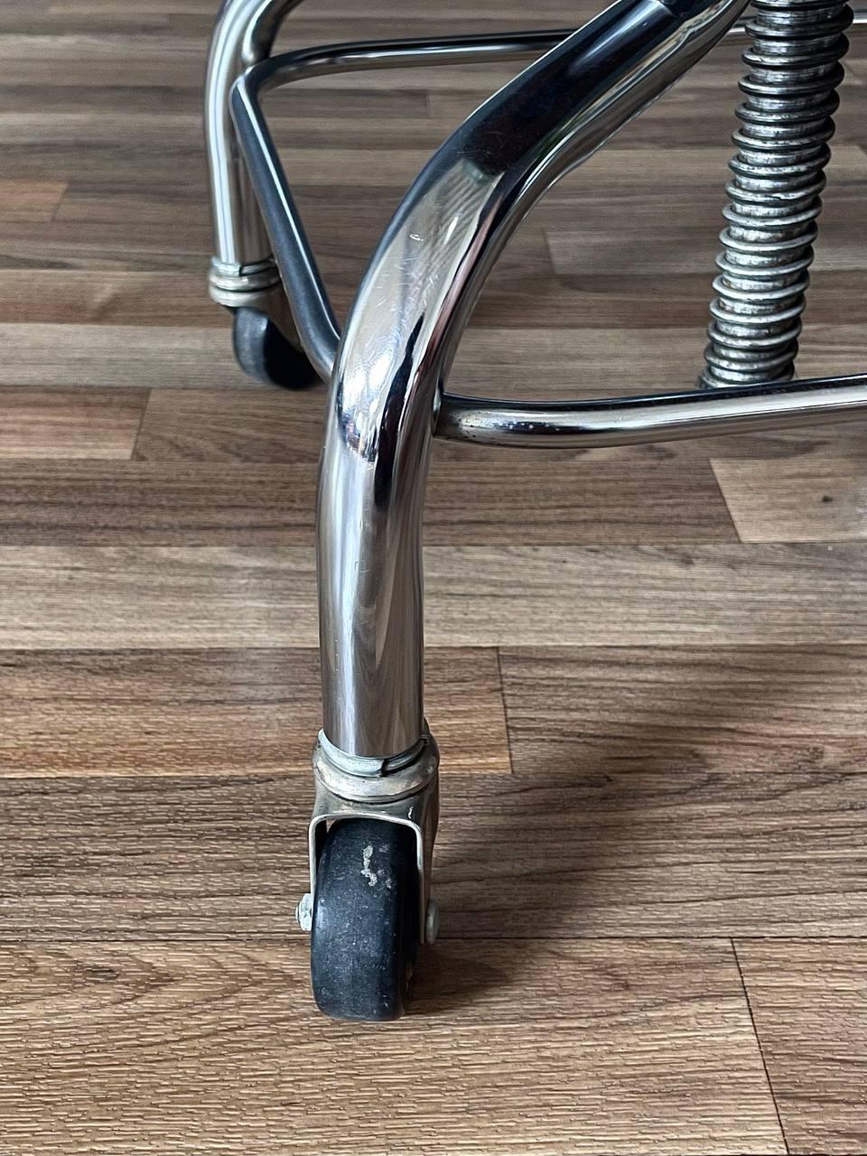 Verstellbarer industrieller verchromter Mid-Century Industrial Chrom-Hocker für die Herstellung von Pedigo im Angebot 2