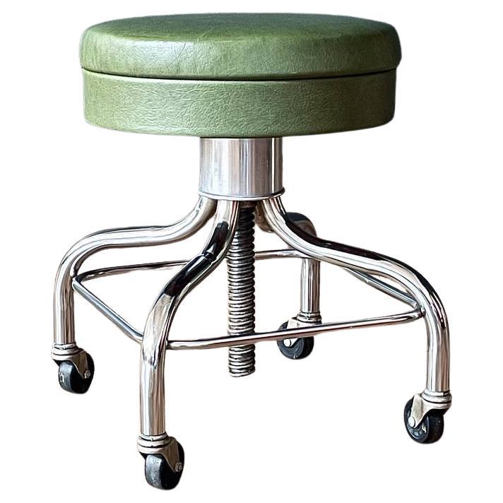 Verstellbarer industrieller verchromter Mid-Century Industrial Chrom-Hocker für die Herstellung von Pedigo im Angebot