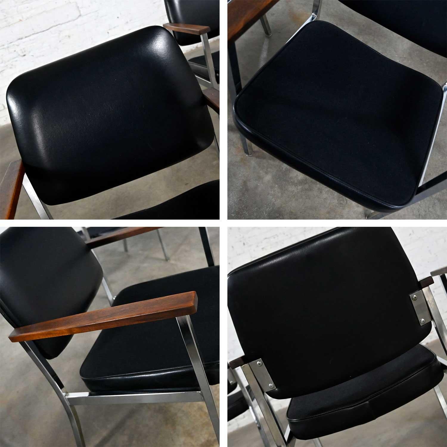 Chaises de bureau de salle à manger industrielles du milieu du siècle, chromées et à accoudoirs en vinyle noir, ensemble de 4 chaises en vente 6