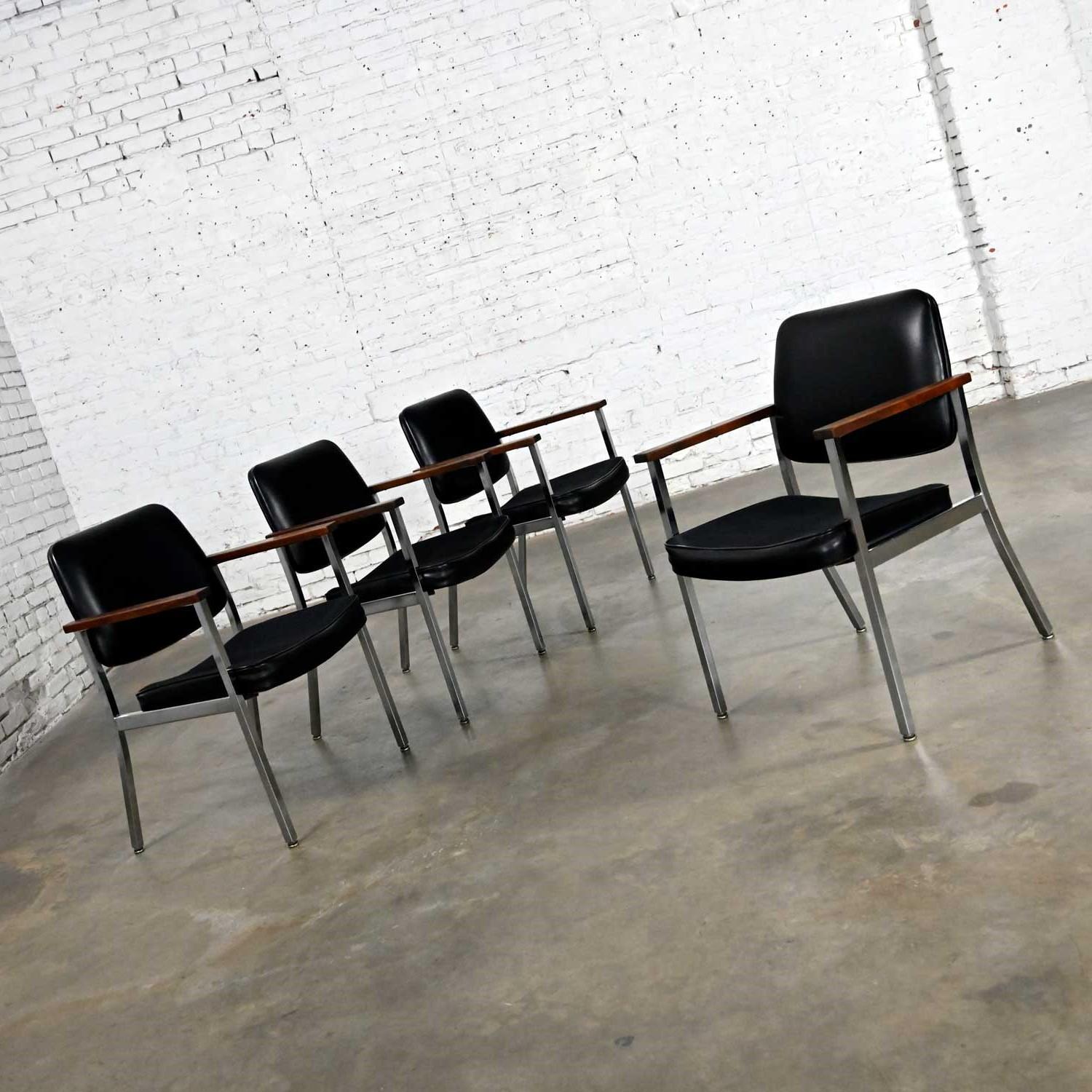Mid Century Industrial Chrome & Black Vinyl Wood Arms Dining Office Chairs Set 4 In Good Condition For Sale In Topeka, KS
