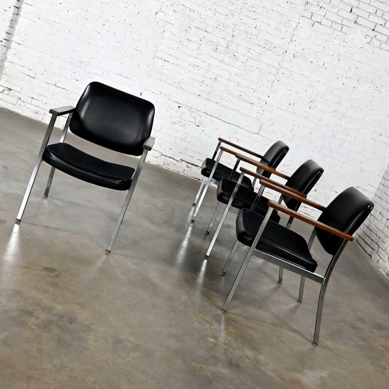 20ième siècle Chaises de bureau de salle à manger industrielles du milieu du siècle, chromées et à accoudoirs en vinyle noir, ensemble de 4 chaises en vente