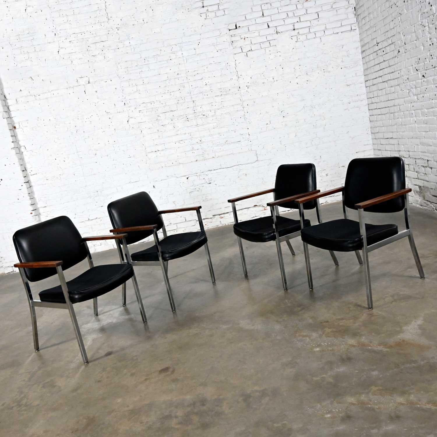 Imitation cuir Chaises de bureau de salle à manger industrielles du milieu du siècle, chromées et à accoudoirs en vinyle noir, ensemble de 4 chaises en vente