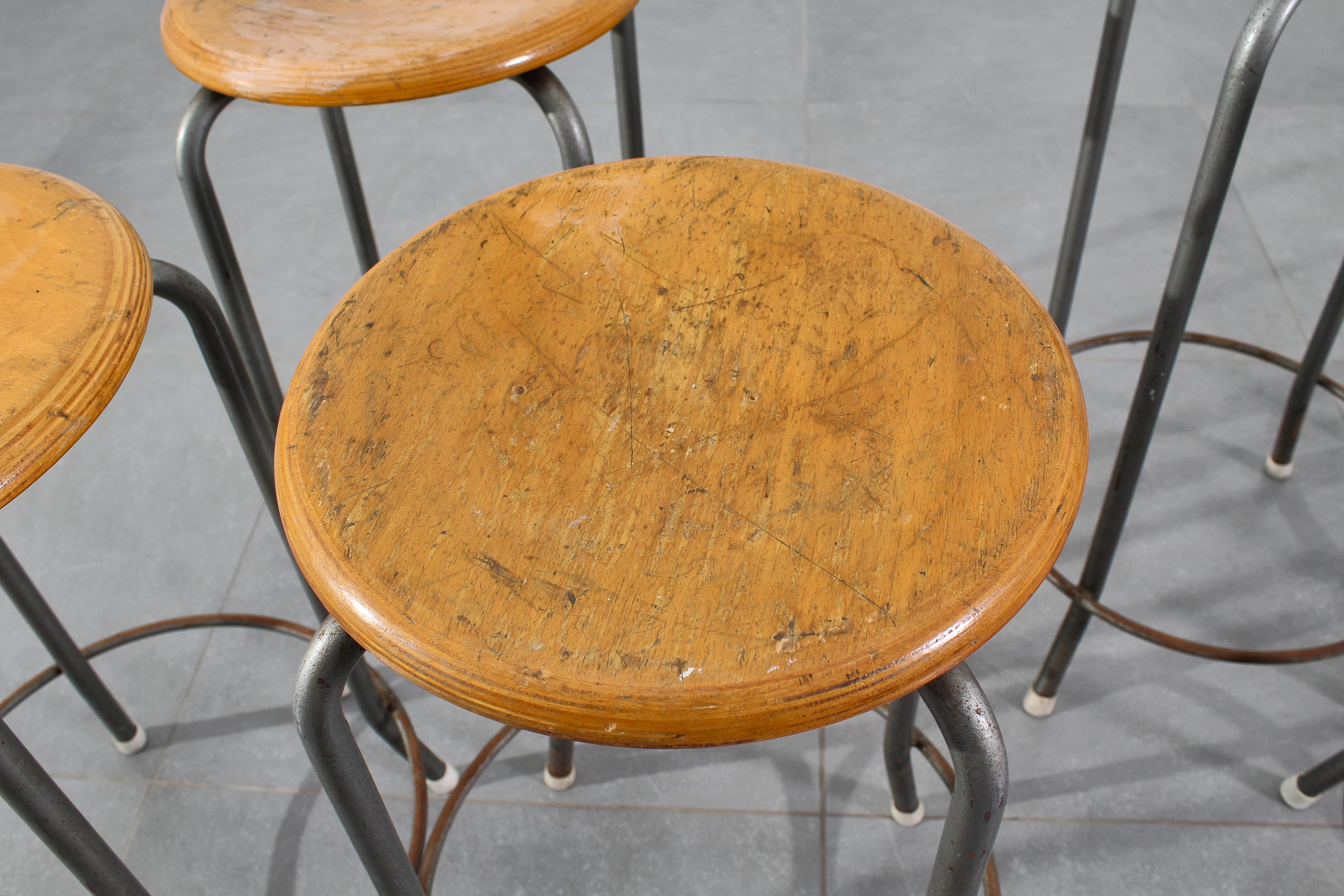 Ensemble de six tabourets en fer et en bois de style Industrial Design du milieu du siècle, Italie des années 50 en vente 3