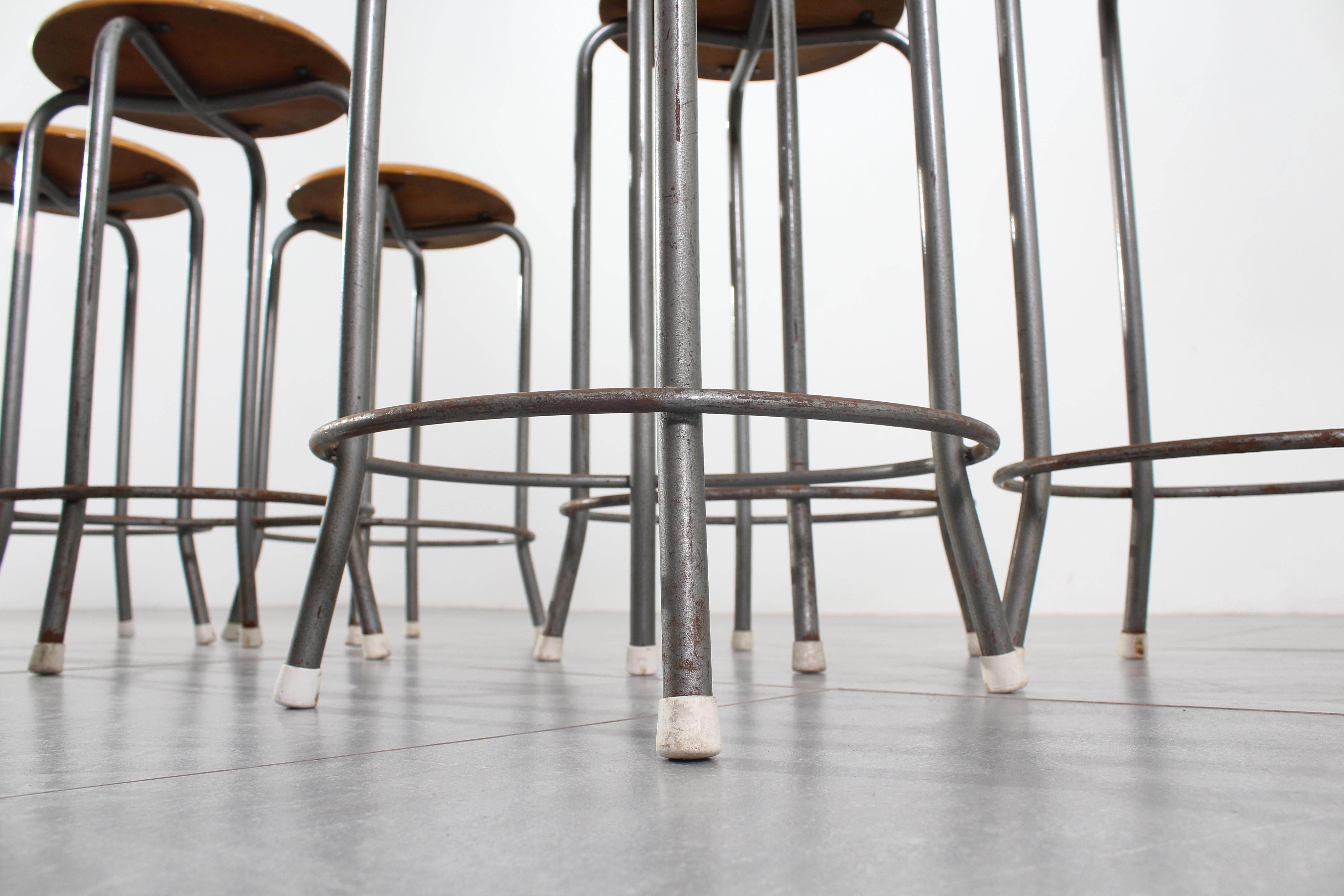 Ensemble de six tabourets en fer et en bois de style Industrial Design du milieu du siècle, Italie des années 50 en vente 4