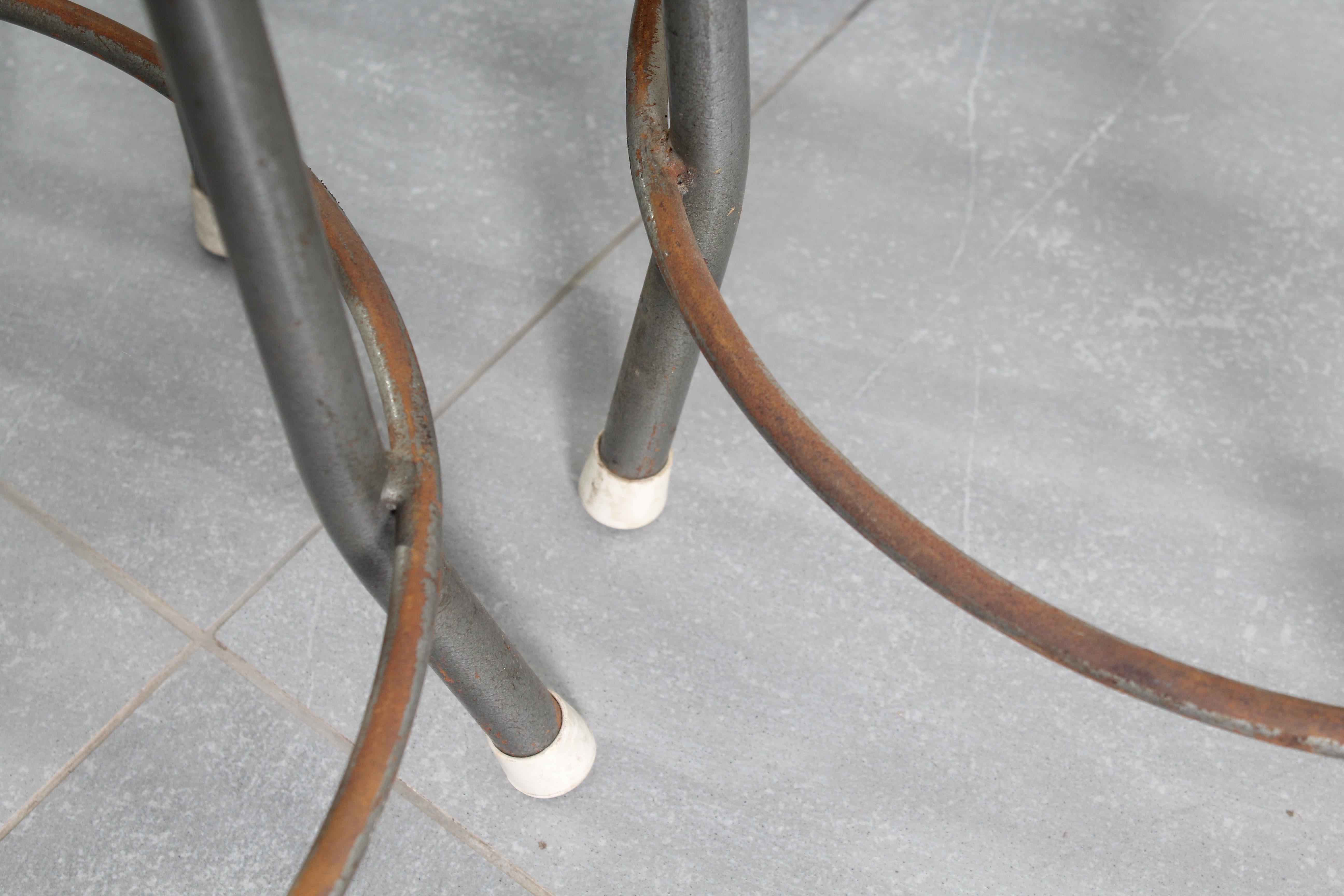 Ensemble de six tabourets en fer et en bois de style Industrial Design du milieu du siècle, Italie des années 50 en vente 5