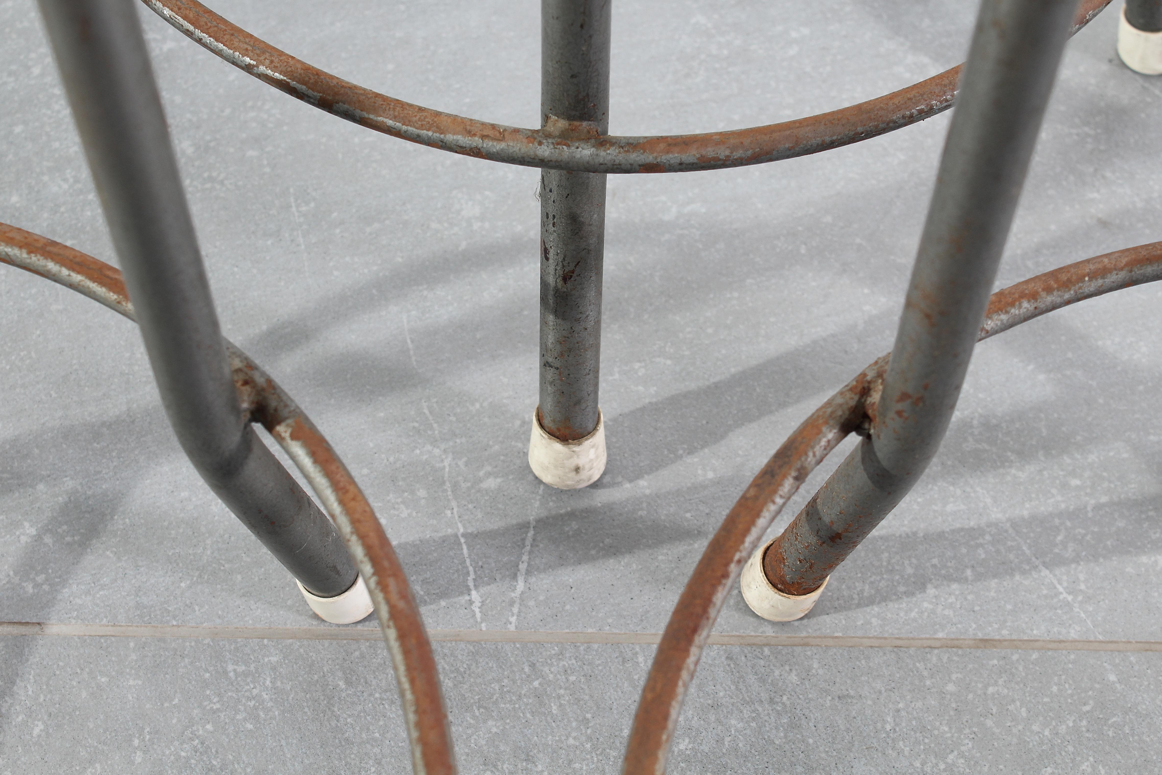 Ensemble de six tabourets en fer et en bois de style Industrial Design du milieu du siècle, Italie des années 50 en vente 6