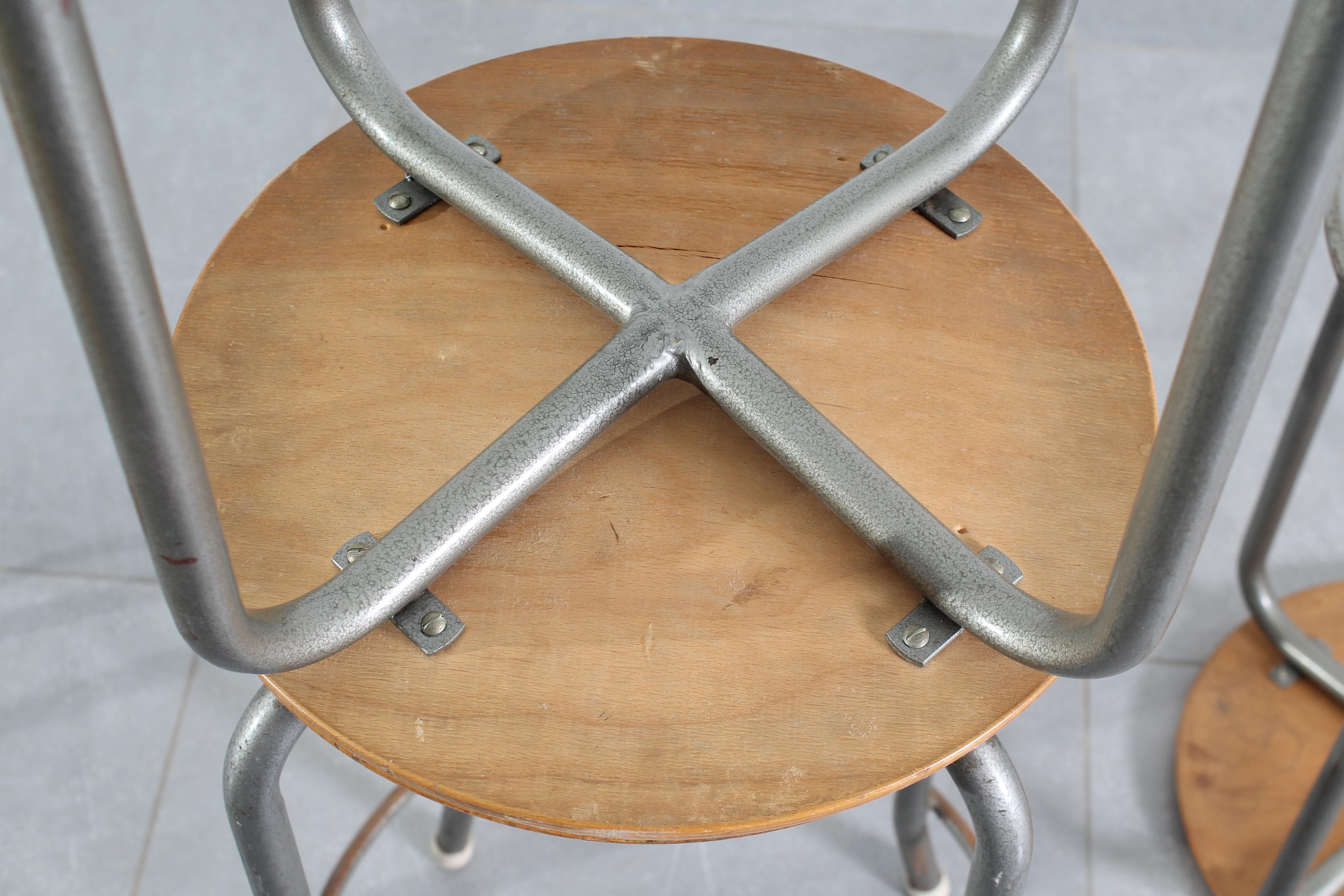 Ensemble de six tabourets en fer et en bois de style Industrial Design du milieu du siècle, Italie des années 50 en vente 7