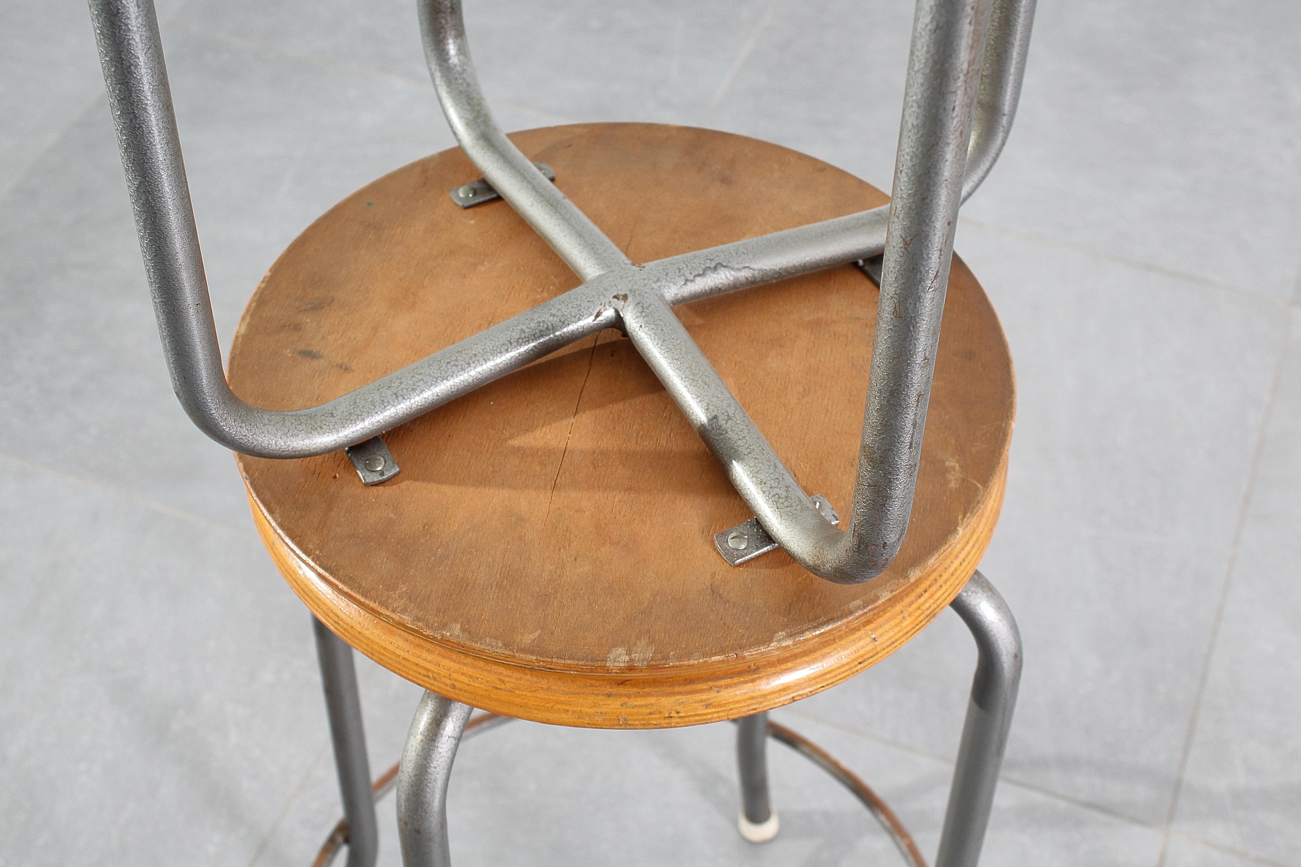 Ensemble de six tabourets en fer et en bois de style Industrial Design du milieu du siècle, Italie des années 50 en vente 9